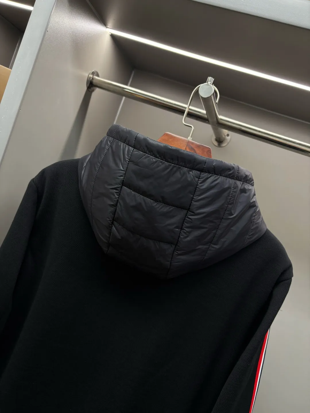 P790 Moncler's new cashmere knitted spliced down jacket [Moncler | The fusion of knitted feathers brings warmth to life] The knitted spliced hooded down jacket reshapes the winter wearing experience with an ingenious structure [Inspirational weaving, flexibility] ▪️Customized accessories at the counter, made one-to-one with the original version ▪️ Drawing on the aesthetics of BUREEKKY three-dimensional tailoring ▪️ Continuing Kathleen Hickman's hand-stitching philosophy When delicate knitting meets light down, the combination of strength and softness interprets the beauty of composite materials [warmth in the harsh winter, light and unbundled] ▫️ 800-fill white goose down, locking in every inch of body temperature ▫️ 5A-grade cashmere blended knit, skin-friendly, breathable and elastic ▫️ Zoned filling technology, enhanced warmth in key areas, soft fit in active areas [Ingenuity in details, unique style] → Hooded three-dimensional cut, fits the neck line, keeps the wind warm → Knitted shoulder splicing improves freedom of movement and says goodbye to tightness → Laser quilting and hand-stitching alternate, every step is marked by craftsmanship → Double-sided pockets, safe and practical without damaging the silhouette Code number: M-XXXL Color: Black Khaki
