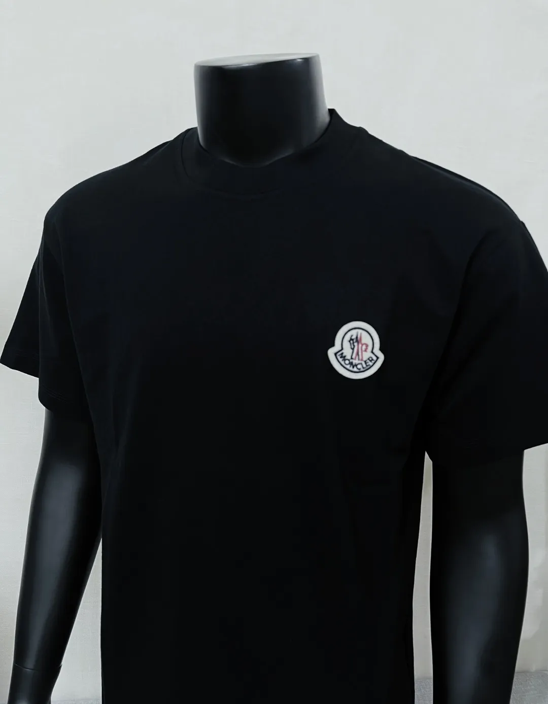 P140 MONCLER classic model is now on sale on the official website; small label embroidery; supports NFC scanning to enter the official website; selects 240g double yarn 100% cotton fabric; exquisite embroidered logo small label on the chest, logo size letter details are consistent with the official website; simple and classic style, versatile, durable and durable, the same style as Internet celebrity stars! Color: black white, size XS-L (can wear up to 200 pounds)