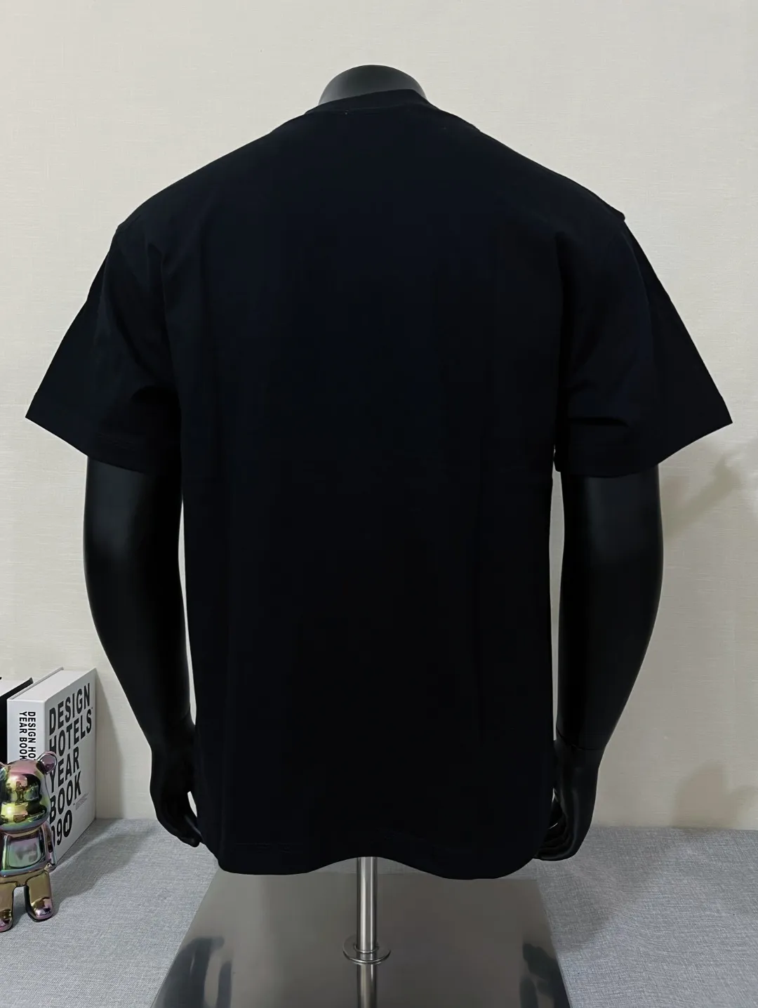 P140 MONCLER classic model is now on sale on the official website; small label embroidery; supports NFC scanning to enter the official website; selects 240g double yarn 100% cotton fabric; exquisite embroidered logo small label on the chest, logo size letter details are consistent with the official website; simple and classic style, versatile, durable and durable, the same style as Internet celebrity stars! Color: black white, size XS-L (can wear up to 200 pounds)