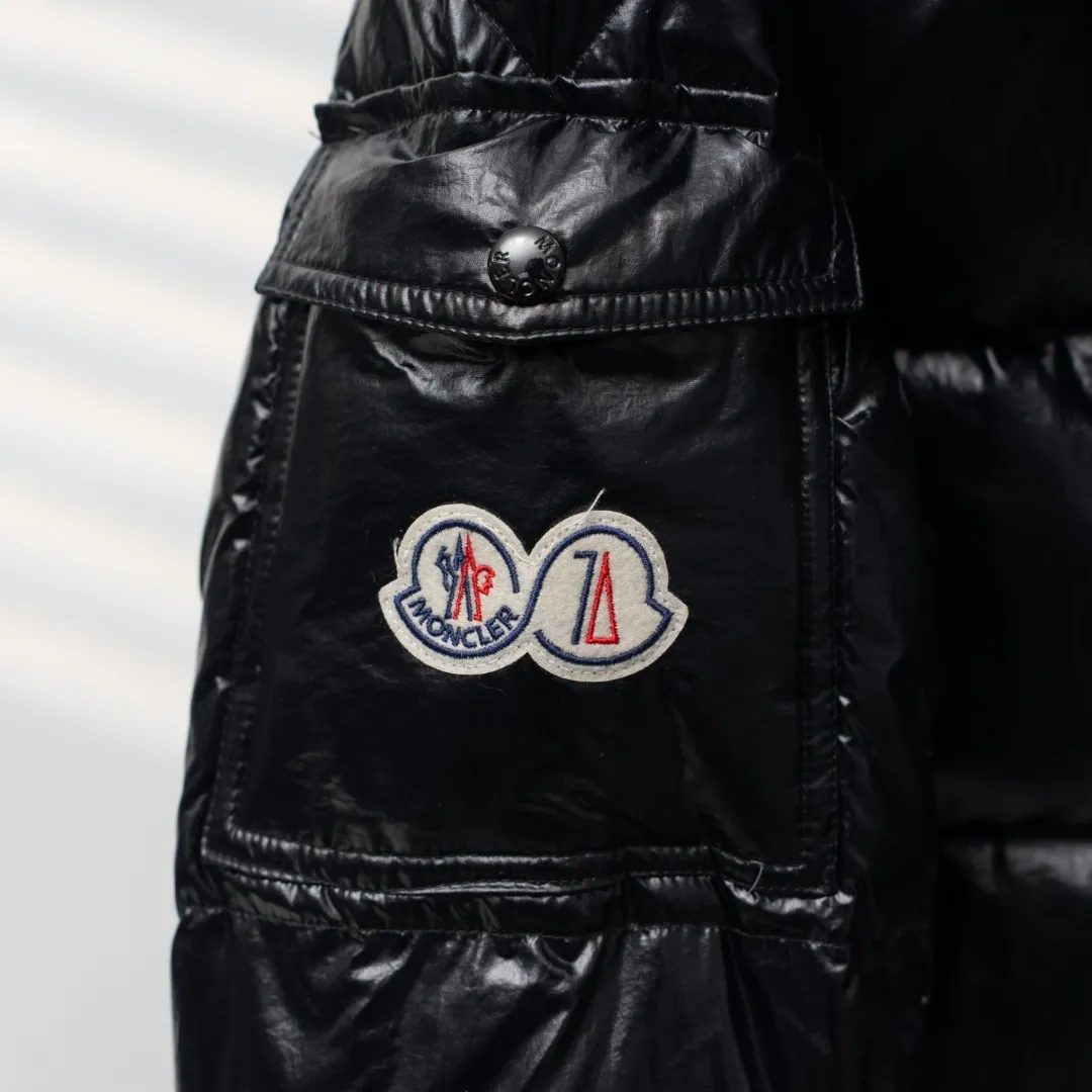 P720 MONCLER丨Mongolian 70th Anniversary Pocket Sleeve Double Label Hooded Down Jacket Color: Black Size: 1-5