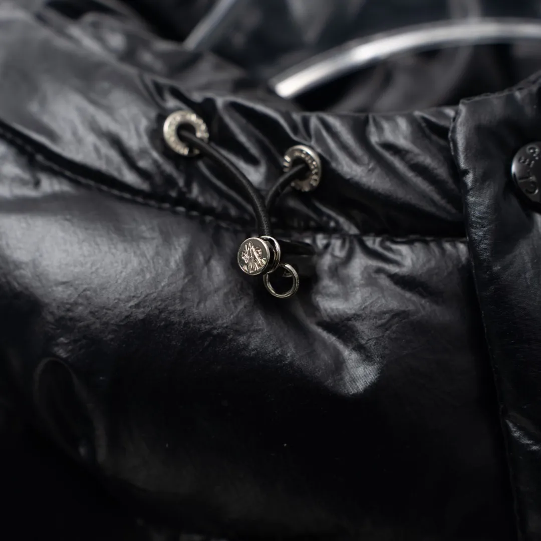P720 MONCLER丨Mongolian 70th Anniversary Pocket Sleeve Double Label Hooded Down Jacket Color: Black Size: 1-5