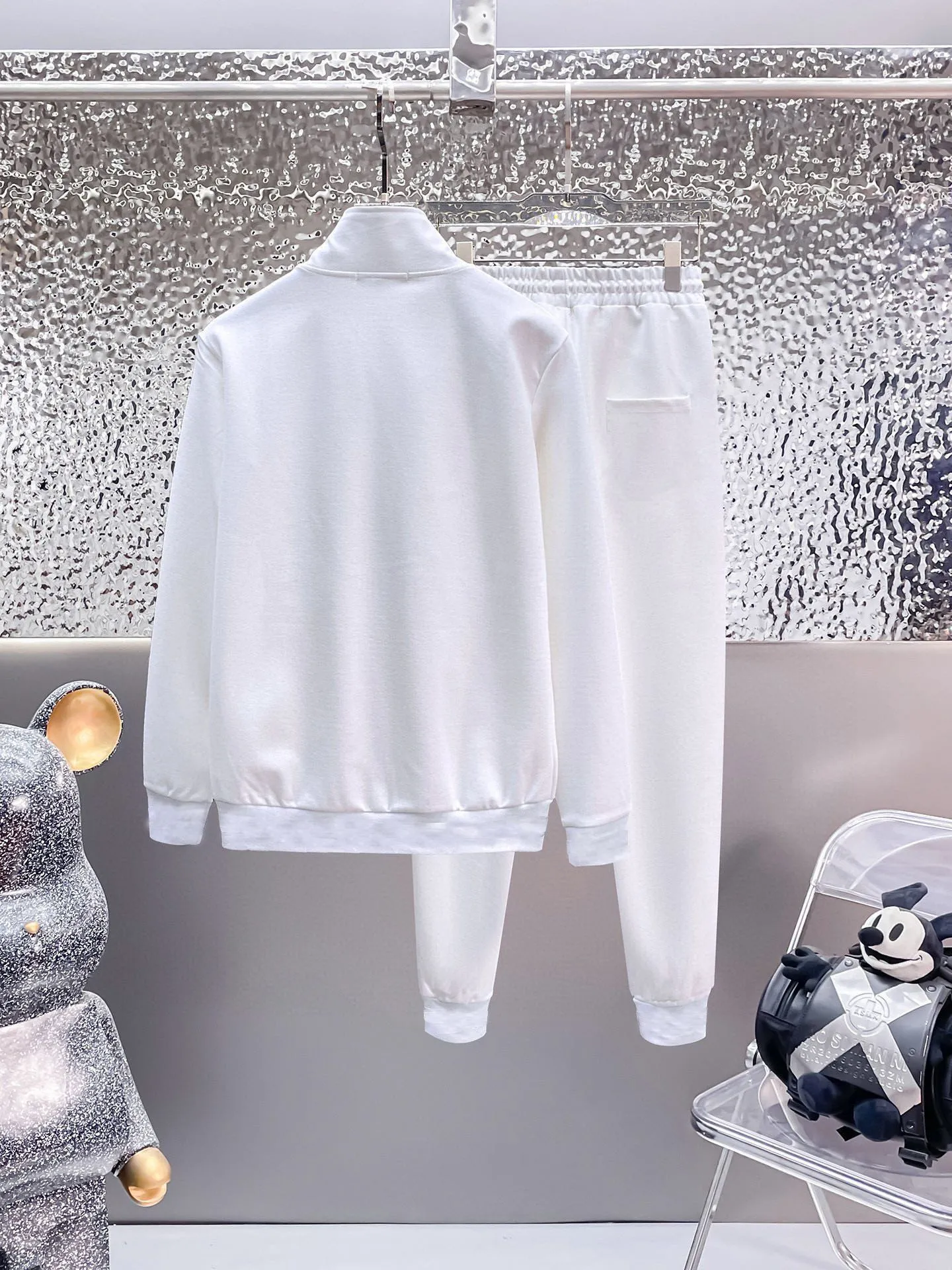 P400 [MONCLER] (Gospel for Fatty) hot-selling suit is coming. Focus on the original version of the official website. 2025 new hot-selling cardigan and sweatshirt suit. The original order is the best product🇭🇰. It is the meticulous work of top designers. It has a fitting and perfect upper body effect. All-natural high-quality Roman cotton 100%, close-fitting comfort, noble and elegant! Original hardware embodies elegance and nobility! Counter size: M-5XL (maximum wear up to 220 pounds)