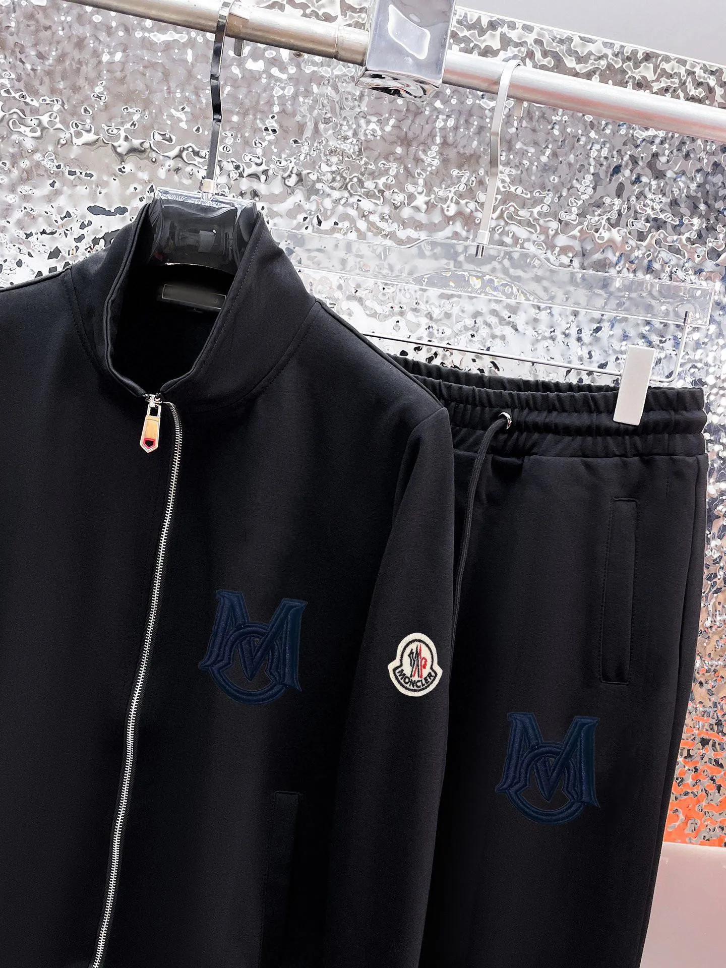 P400 [MONCLER] (Gospel for Fatty) hot-selling suit is coming. Focus on the original version of the official website. 2025 new hot-selling cardigan and sweatshirt suit. The original order is the best product🇭🇰. It is the meticulous work of top designers. It has a fitting and perfect upper body effect. All-natural high-quality Roman cotton 100%, close-fitting comfort, noble and elegant! Original hardware embodies elegance and nobility! Counter size: M-5XL (maximum wear up to 220 pounds)