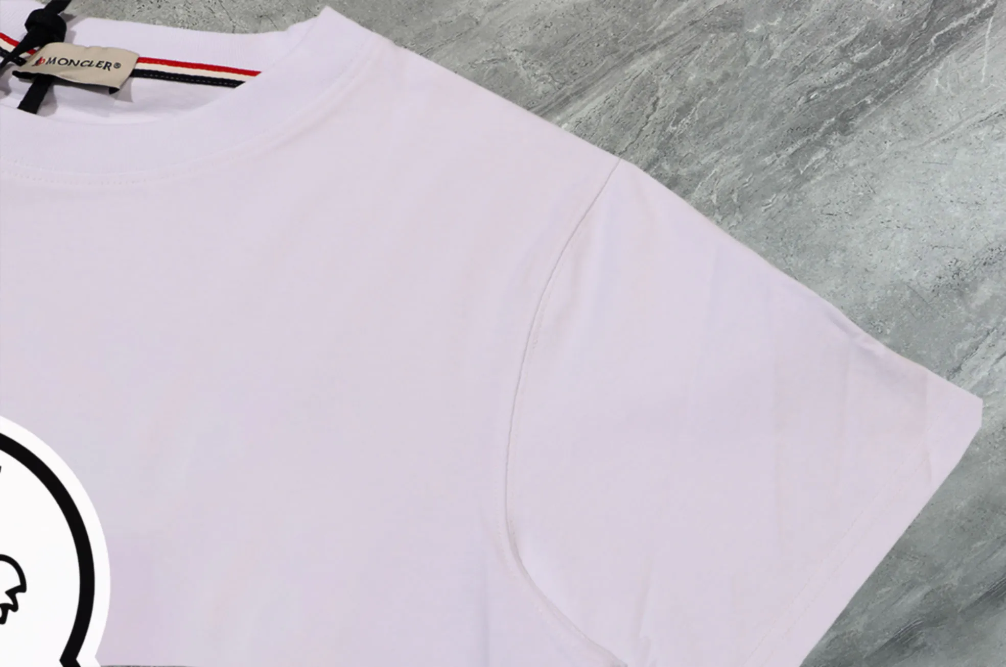 P140 💰Upgraded version "Mobile phone smart sensor ~ NFC chip armband ~ direct access to the official website for anti-counterfeiting" "Moncler ~ Mouth Mouth" 2025 new high-quality round neck short-sleeved T-shirt. The cuffs have imported embroidered labels. Customized dyeing, very comfortable to touch. Super versatile and good-looking short-sleeved. Complete with three labels. Non-market ordinary version. Feel free to compare. Quality is absolutely guaranteed! ‼ First of all, this original fabric is all custom-woven with 32-count double yarn fabric, 250G, and the weight is the same‼ Fine workmanship, double waistcoat method, double waistcoat method, double waistcoat method makes the whole dress more three-dimensional, which is not a craft that ordinary T-shirts can achieve🤪 Size: S-M-L-XL-2XL Color: black, white, apricot, same style for men and women