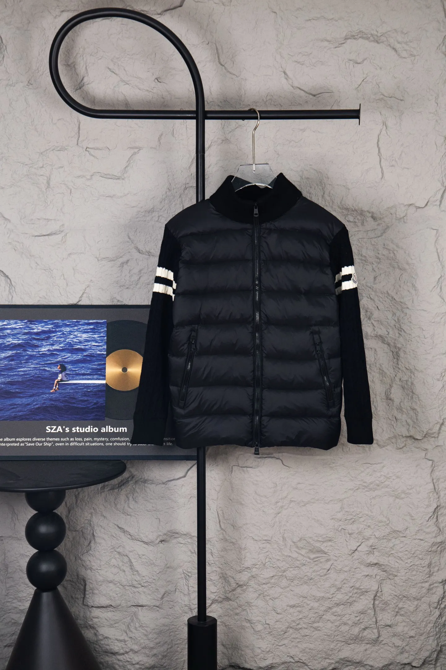 P620 Premium Edition Moncler Cardigan Men's Down Padded Wool and Cashmere Zip Cardigan. Made from a luxurious wool and cashmere blend, this men's padded cardigan can be worn as an outer layer in warmer weather. Packaging Updated (This cardigan is made from wool and cashmere and filled with warm down. It has a zippered silhouette and a knitted turtleneck for extra protection from the elements. A lightweight knit piece with soft leather trim. Details Made from a wool and cashmere blend •Micro chic nylon lining •Down-filled front •Double knit •12 gauge •Zip closure •Zip pockets •Fleece felt patch logo Size: 1-5. Black Gray