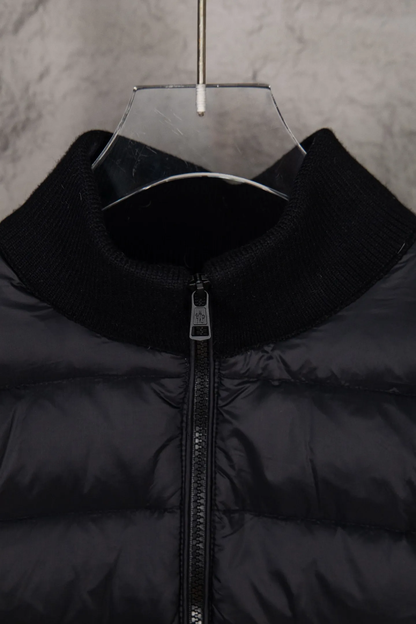 P620 Premium Edition Moncler Cardigan Men's Down Padded Wool and Cashmere Zip Cardigan. Made from a luxurious wool and cashmere blend, this men's padded cardigan can be worn as an outer layer in warmer weather. Packaging Updated (This cardigan is made from wool and cashmere and filled with warm down. It has a zippered silhouette and a knitted turtleneck for extra protection from the elements. A lightweight knit piece with soft leather trim. Details Made from a wool and cashmere blend •Micro chic nylon lining •Down-filled front •Double knit •12 gauge •Zip closure •Zip pockets •Fleece felt patch logo Size: 1-5. Black Gray
