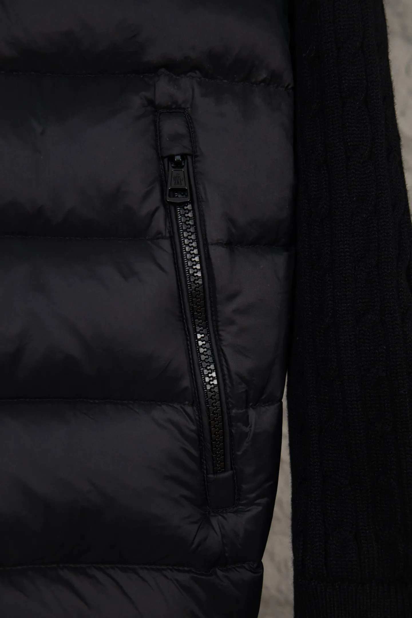 P620 Premium Edition Moncler Cardigan Men's Down Padded Wool and Cashmere Zip Cardigan. Made from a luxurious wool and cashmere blend, this men's padded cardigan can be worn as an outer layer in warmer weather. Packaging Updated (This cardigan is made from wool and cashmere and filled with warm down. It has a zippered silhouette and a knitted turtleneck for extra protection from the elements. A lightweight knit piece with soft leather trim. Details Made from a wool and cashmere blend •Micro chic nylon lining •Down-filled front •Double knit •12 gauge •Zip closure •Zip pockets •Fleece felt patch logo Size: 1-5. Black Gray
