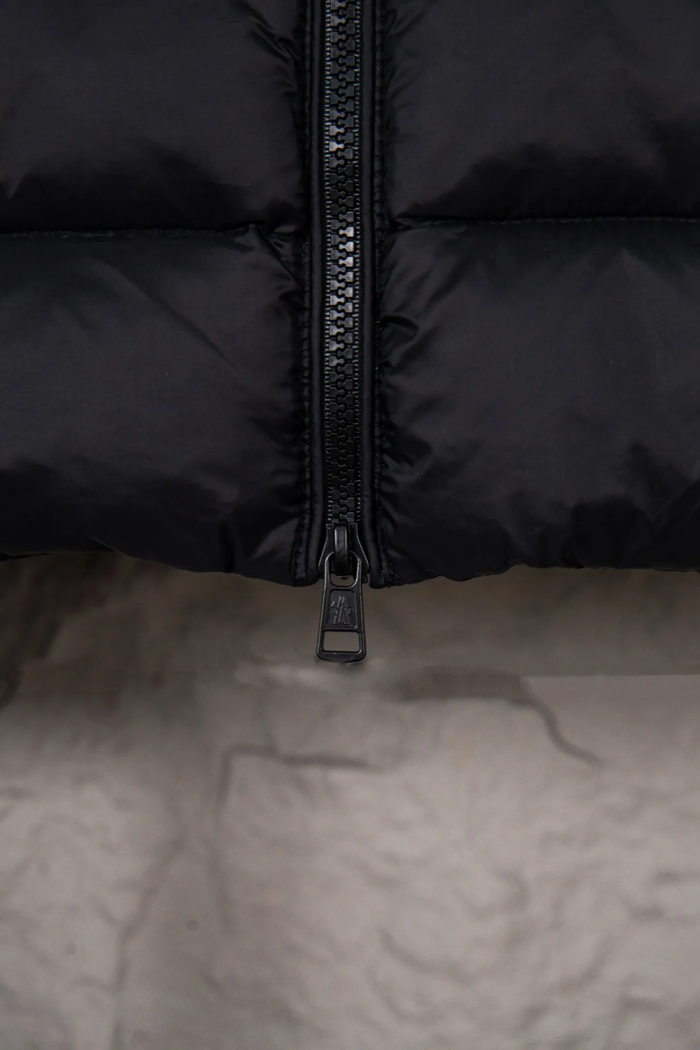 P620 Premium Edition Moncler Cardigan Men's Down Padded Wool and Cashmere Zip Cardigan. Made from a luxurious wool and cashmere blend, this men's padded cardigan can be worn as an outer layer in warmer weather. Packaging Updated (This cardigan is made from wool and cashmere and filled with warm down. It has a zippered silhouette and a knitted turtleneck for extra protection from the elements. A lightweight knit piece with soft leather trim. Details Made from a wool and cashmere blend •Micro chic nylon lining •Down-filled front •Double knit •12 gauge •Zip closure •Zip pockets •Fleece felt patch logo Size: 1-5. Black Gray