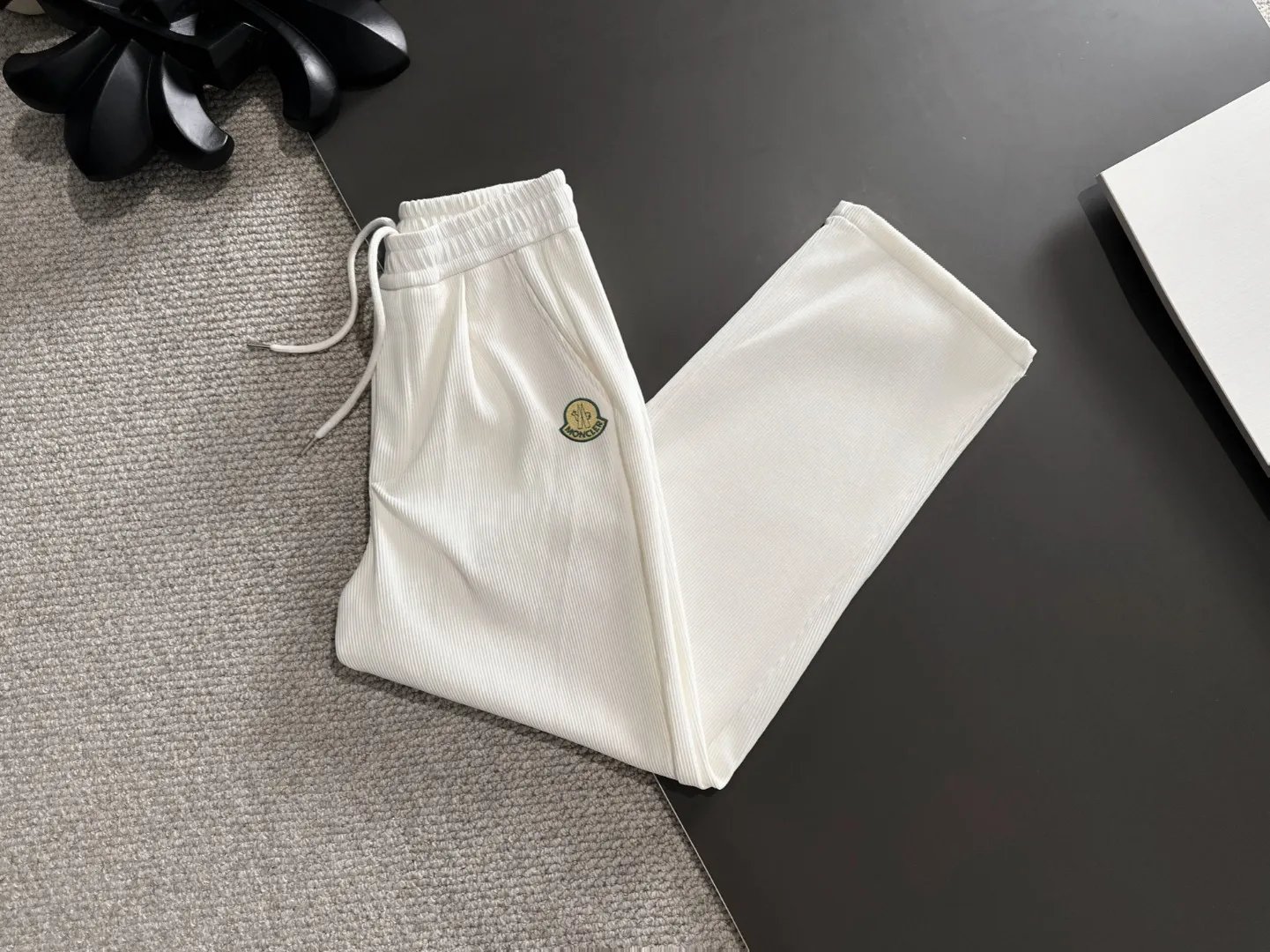 Next day shipping P520 MONCLER/Mongolian high quality 2025 spring and summer new casual heavy industry trousers suit exclusively developed by yb! High quality production! Imported custom-made fabrics for foreign orders, with high breathability and comfort, impeccable details, brand element design concept, delicate and soft feel! It presents a casual cut and the upper body shape is great! On sale simultaneously on the official website! From a high-end men's positioning brand, the low-key luxury taste is irresistible! Exquisite workmanship and impeccable quality! The overall style is simple, fashionable and timeless, fully meeting the requirements of stylish and tasteful dressing! Size: M-XXXL