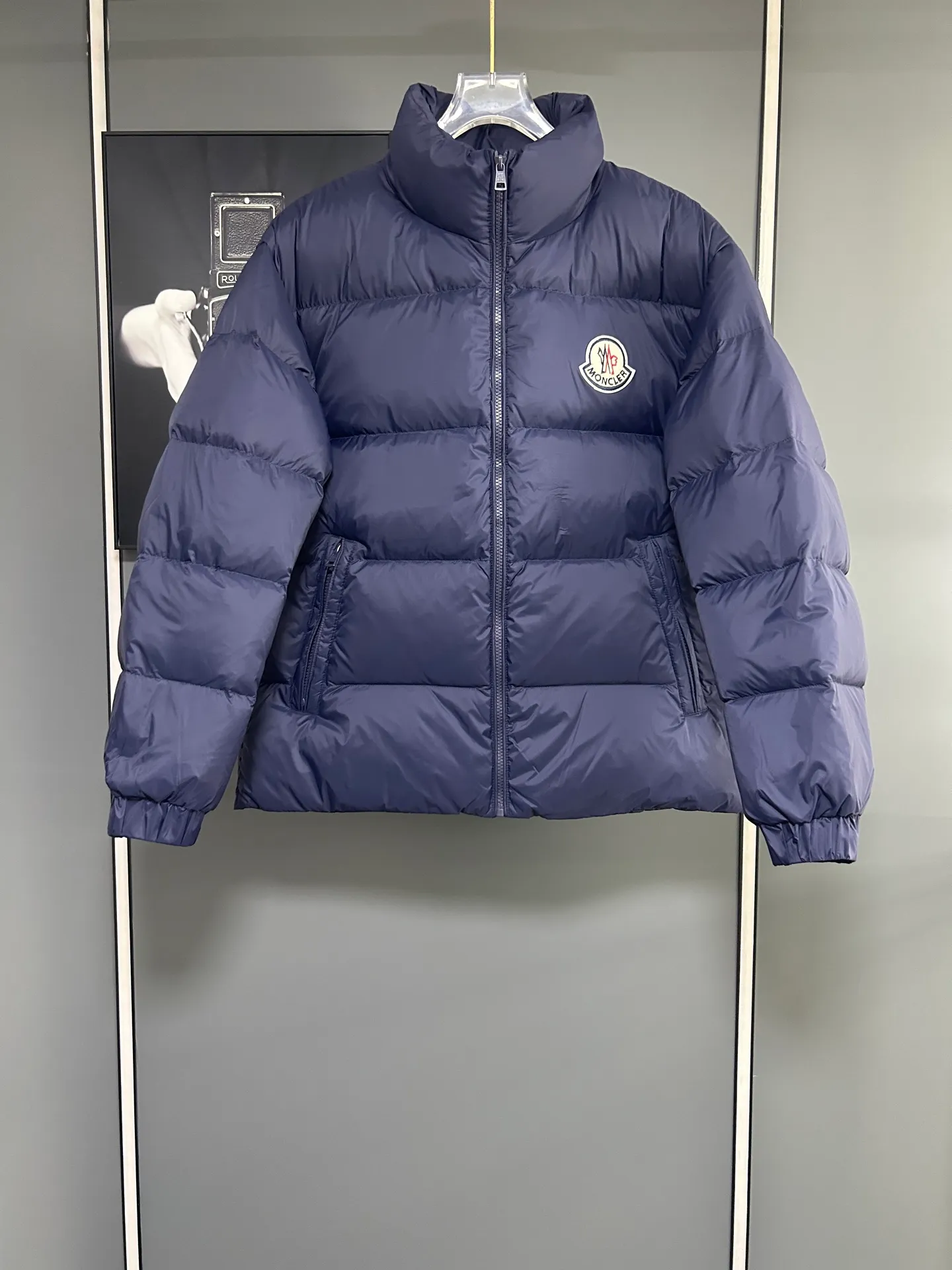 P660 Moncler Citala short men's down jacket jacket. Filled with premium European duck neck down. With a fill power of 850+, the Citala men's short down jacket is made of pop-colored lightweight fabric, highlighting the vitality of the series.  Made from lightweight nylon with a longue saison lining, the Citala down jacket is comfortable and warm without being bulky. This cropped down jacket has a comfortable fit, a signature turtleneck and a quilted, checkered silhouette. Details Made from lightweight nylon fabric, zipper closure, zippered pockets, elastic cuffs and hem Color: Navy Size: M-3XL