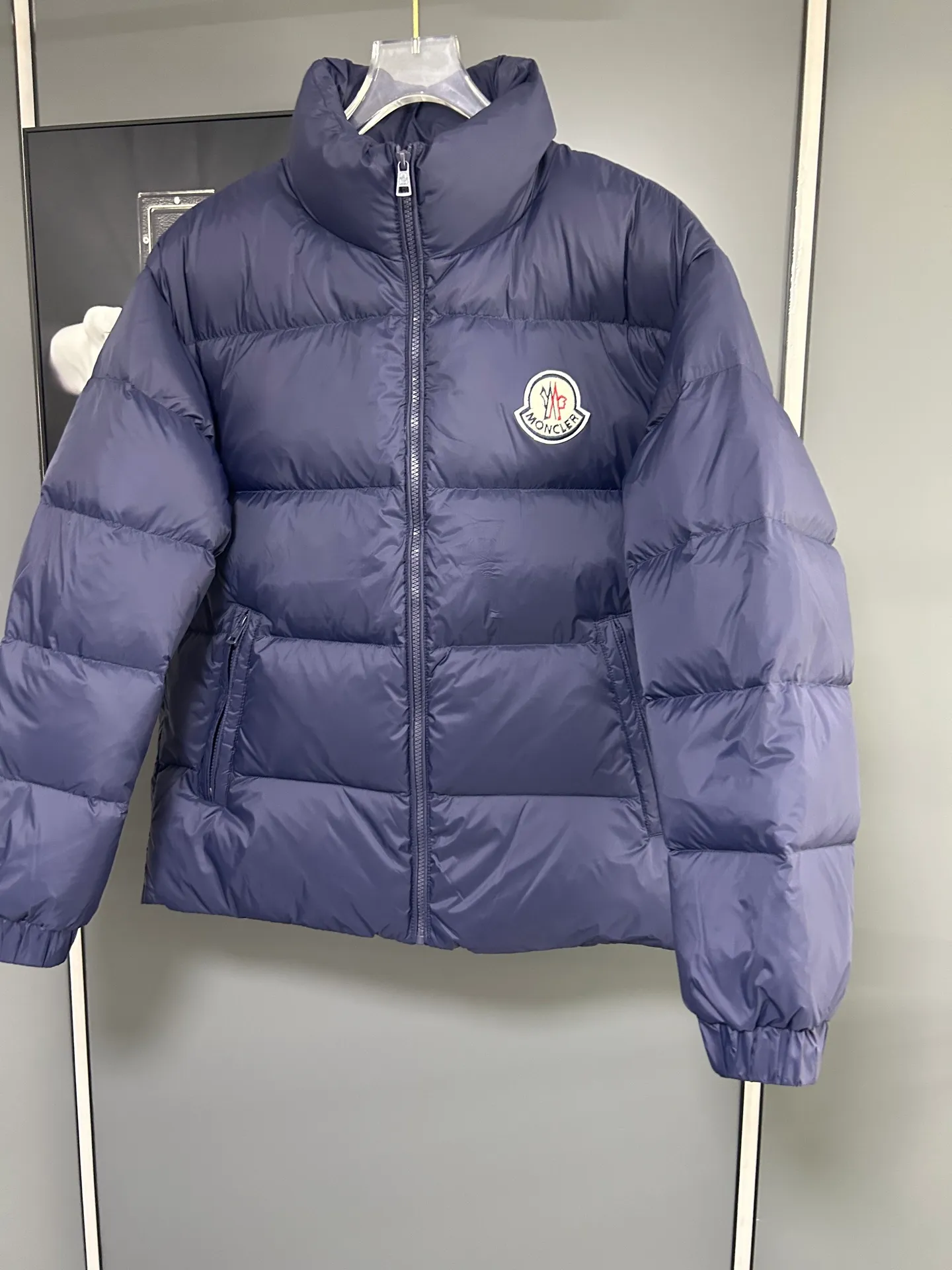 P660 Moncler Citala short men's down jacket jacket. Filled with premium European duck neck down. With a fill power of 850+, the Citala men's short down jacket is made of pop-colored lightweight fabric, highlighting the vitality of the series.  Made from lightweight nylon with a longue saison lining, the Citala down jacket is comfortable and warm without being bulky. This cropped down jacket has a comfortable fit, a signature turtleneck and a quilted, checkered silhouette. Details Made from lightweight nylon fabric, zipper closure, zippered pockets, elastic cuffs and hem Color: Navy Size: M-3XL