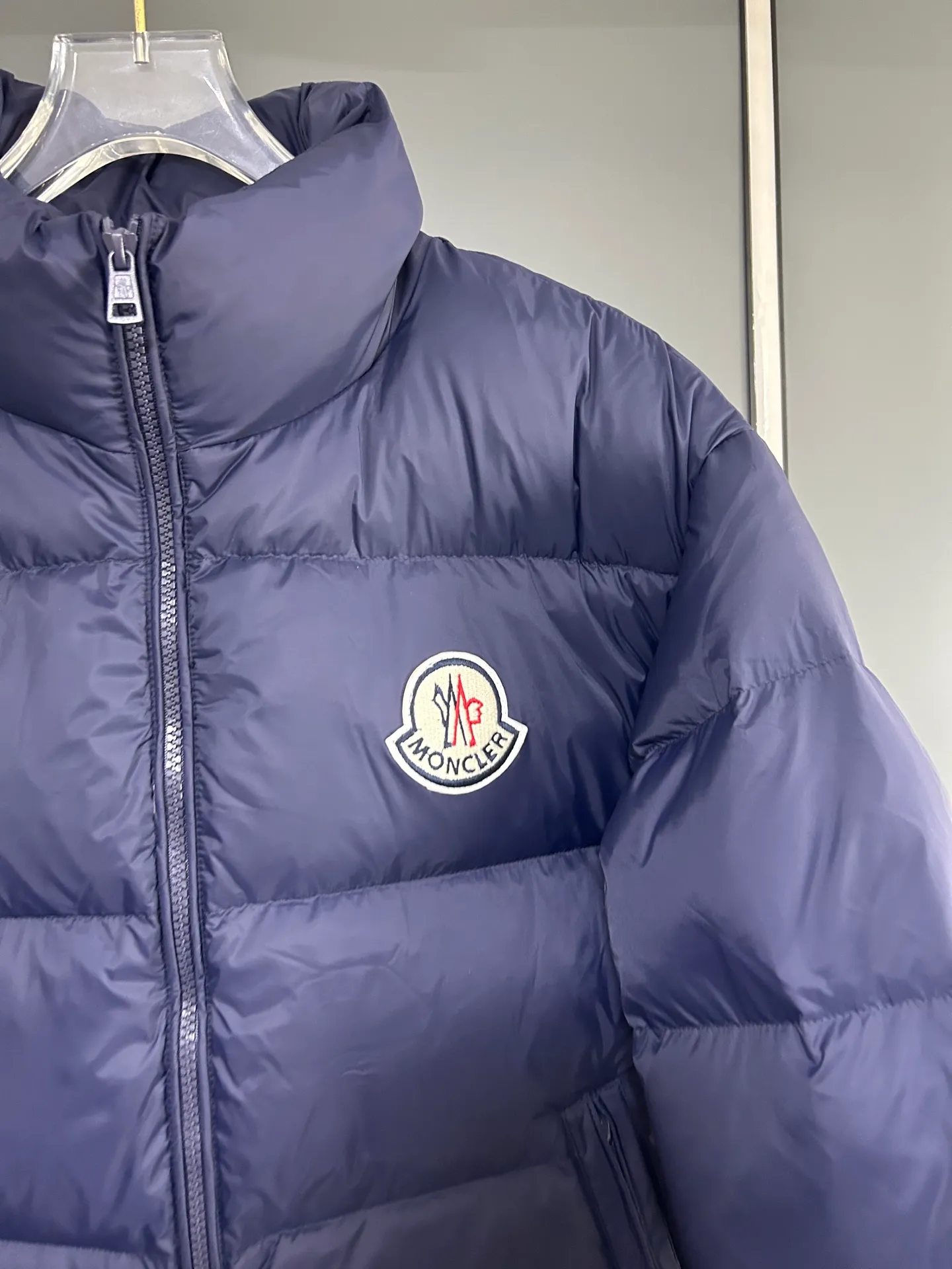 P660 Moncler Citala short men's down jacket jacket. Filled with premium European duck neck down. With a fill power of 850+, the Citala men's short down jacket is made of pop-colored lightweight fabric, highlighting the vitality of the series.  Made from lightweight nylon with a longue saison lining, the Citala down jacket is comfortable and warm without being bulky. This cropped down jacket has a comfortable fit, a signature turtleneck and a quilted, checkered silhouette. Details Made from lightweight nylon fabric, zipper closure, zippered pockets, elastic cuffs and hem Color: Navy Size: M-3XL