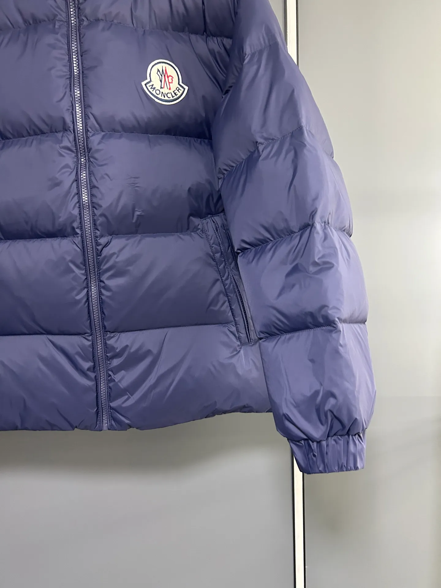 P660 Moncler Citala short men's down jacket jacket. Filled with premium European duck neck down. With a fill power of 850+, the Citala men's short down jacket is made of pop-colored lightweight fabric, highlighting the vitality of the series.  Made from lightweight nylon with a longue saison lining, the Citala down jacket is comfortable and warm without being bulky. This cropped down jacket has a comfortable fit, a signature turtleneck and a quilted, checkered silhouette. Details Made from lightweight nylon fabric, zipper closure, zippered pockets, elastic cuffs and hem Color: Navy Size: M-3XL