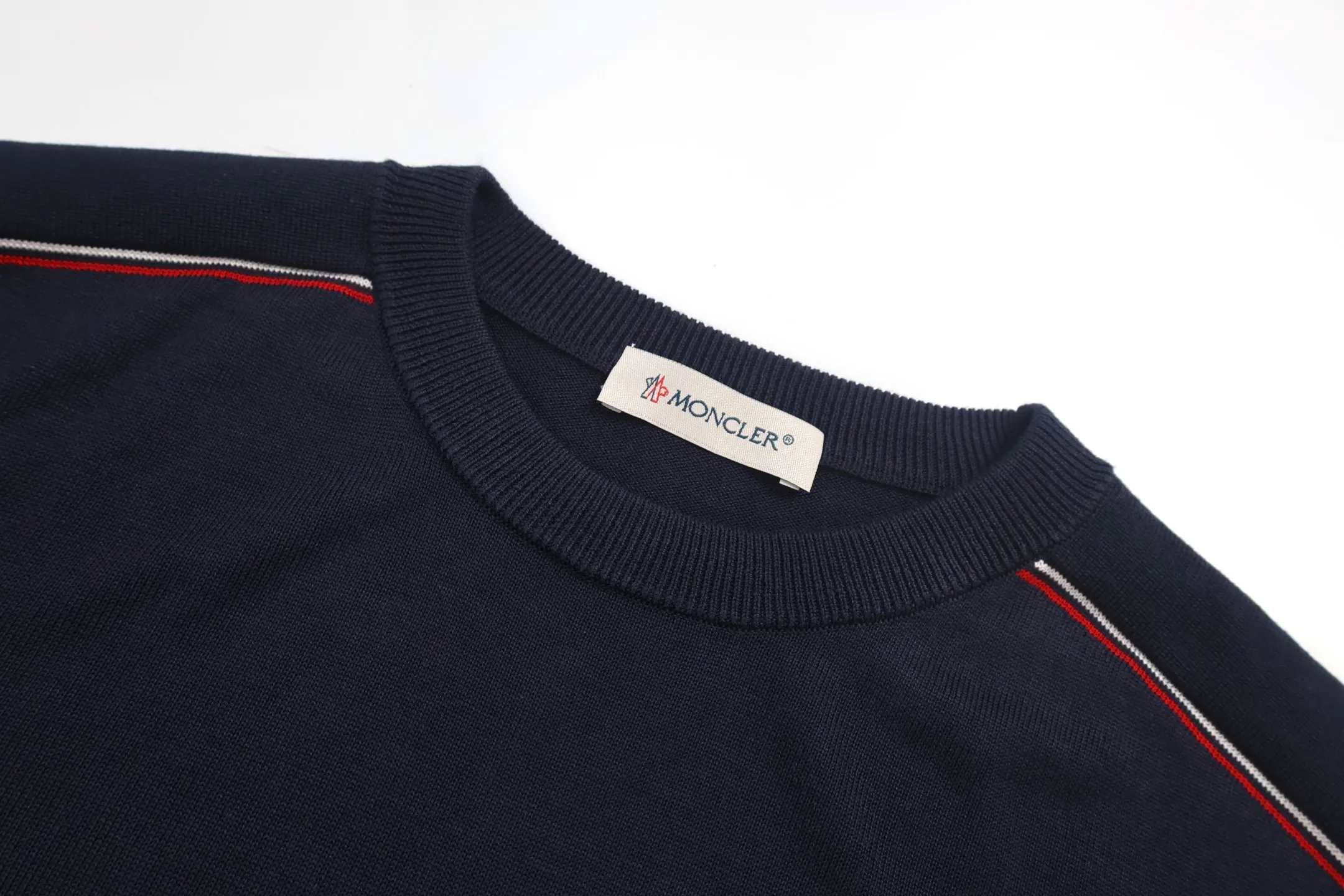 P440 Exclusive supply] Moncler color-blocked shoulder knitted sweater (navy blue). The original version was purchased and developed at 5550. It is spun with custom-dyed navy blue pure cotton yarn, and the computer plate-making positioning jacquard red and white color-blocked shoulder pattern. Made with imported 16-needle knitting machine. The small mark on the arm is embroidered with red and blue insignia using a BEHRINGER imported embroidery machine, and then a Czech sewing machine is used to sew the upper body side by side. Size:M/L/XL/XXL