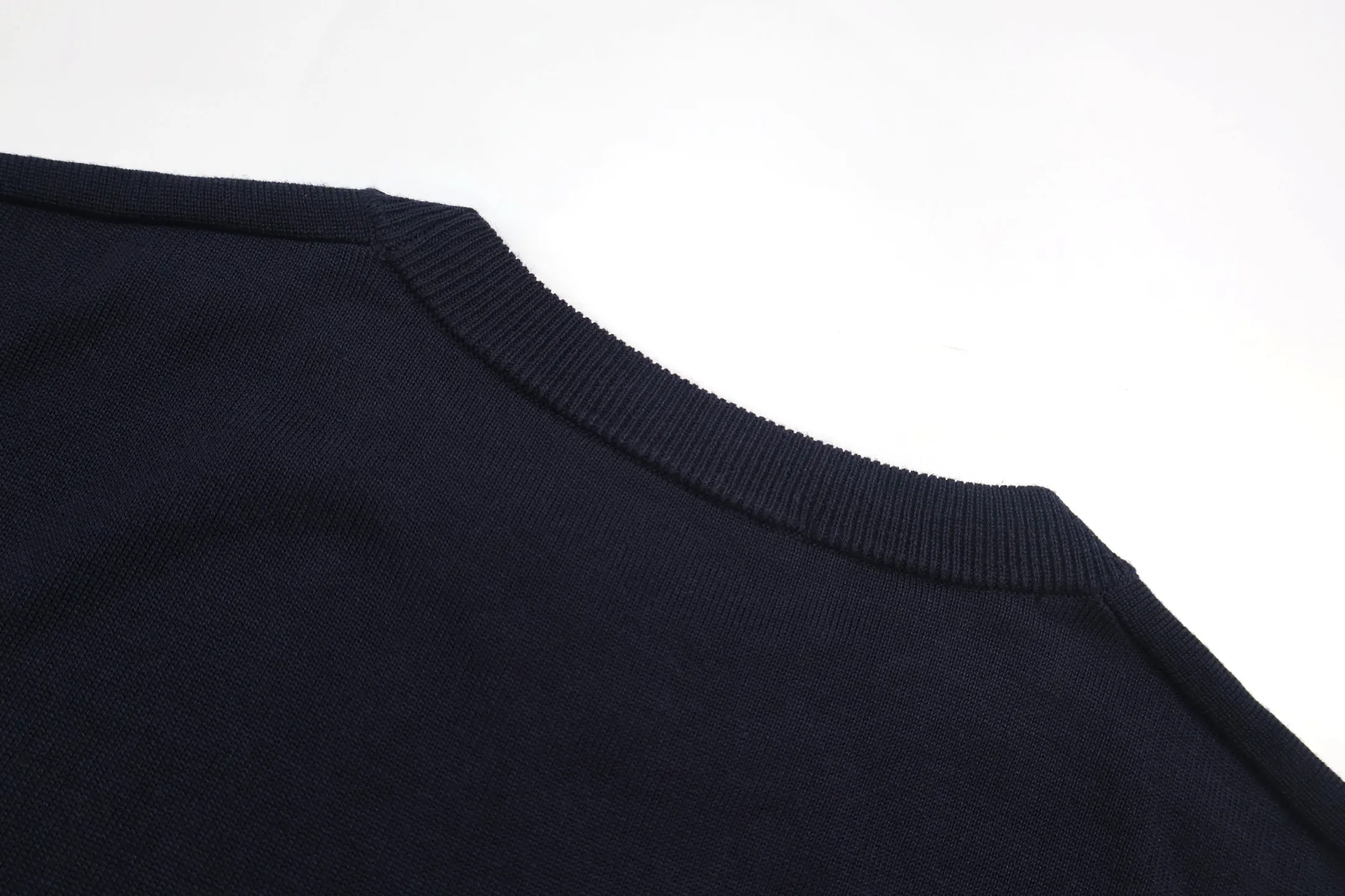 P440 Exclusive supply] Moncler color-blocked shoulder knitted sweater (navy blue). The original version was purchased and developed at 5550. It is spun with custom-dyed navy blue pure cotton yarn, and the computer plate-making positioning jacquard red and white color-blocked shoulder pattern. Made with imported 16-needle knitting machine. The small mark on the arm is embroidered with red and blue insignia using a BEHRINGER imported embroidery machine, and then a Czech sewing machine is used to sew the upper body side by side. Size:M/L/XL/XXL