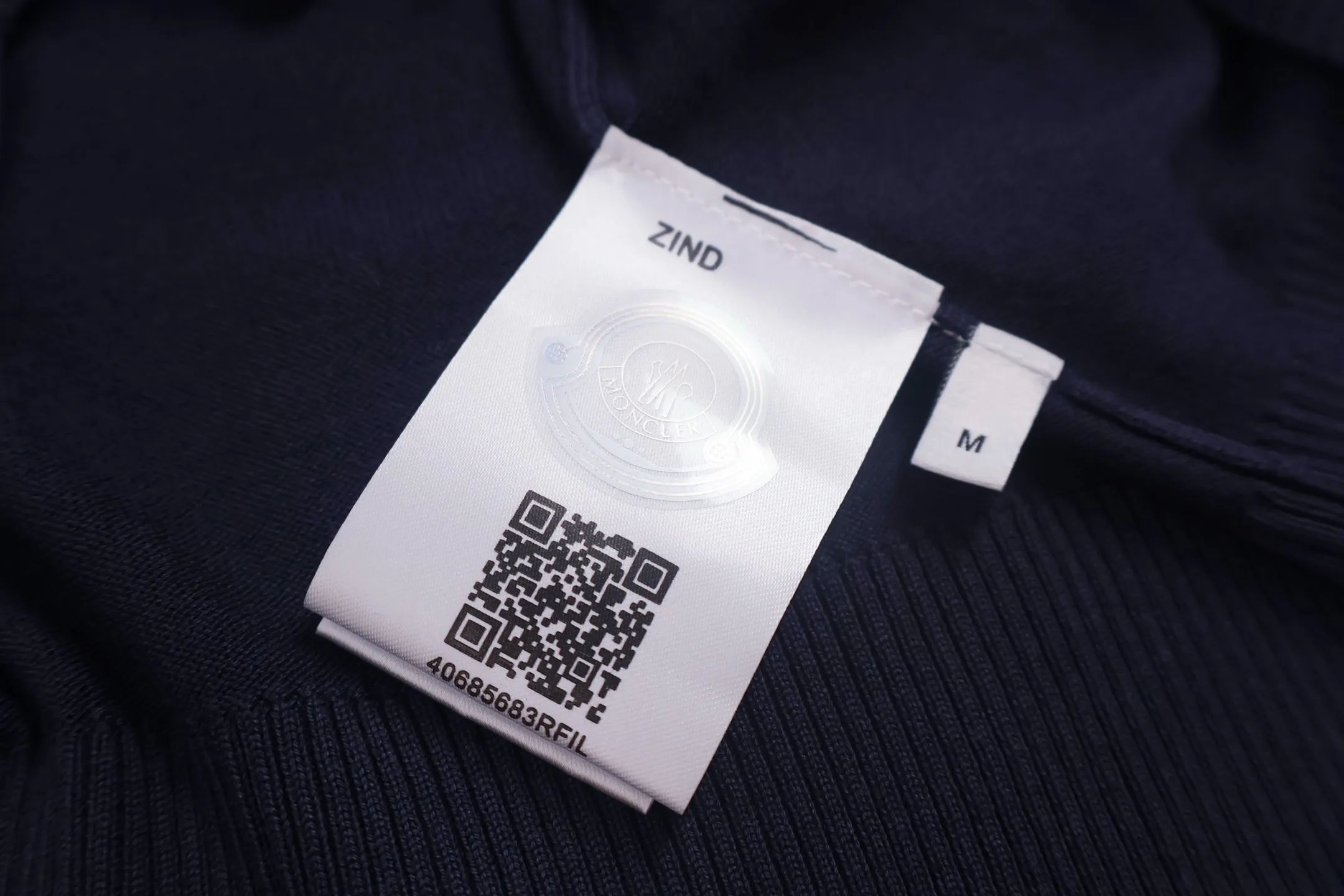 P440 Exclusive supply] Moncler color-blocked shoulder knitted sweater (navy blue). The original version was purchased and developed at 5550. It is spun with custom-dyed navy blue pure cotton yarn, and the computer plate-making positioning jacquard red and white color-blocked shoulder pattern. Made with imported 16-needle knitting machine. The small mark on the arm is embroidered with red and blue insignia using a BEHRINGER imported embroidery machine, and then a Czech sewing machine is used to sew the upper body side by side. Size:M/L/XL/XXL