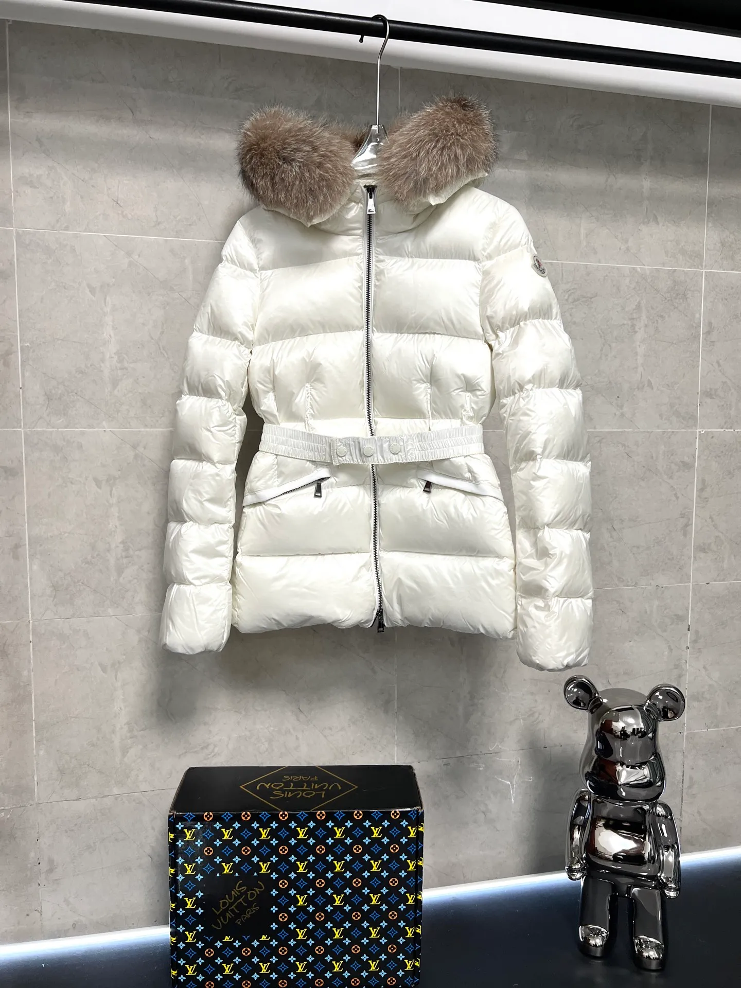 P1040 Moncler's new fur collar hooded waisted down jacket. The slim cut highlights the fluffy temperament of this down jacket. It is light and neat without any bloat. The fur collar at the neck is very textured. It is super slim and reduces your age. It is both warm and fashionable. It is definitely a versatile and unmistakable warm weapon for daily outings. Size: 1234