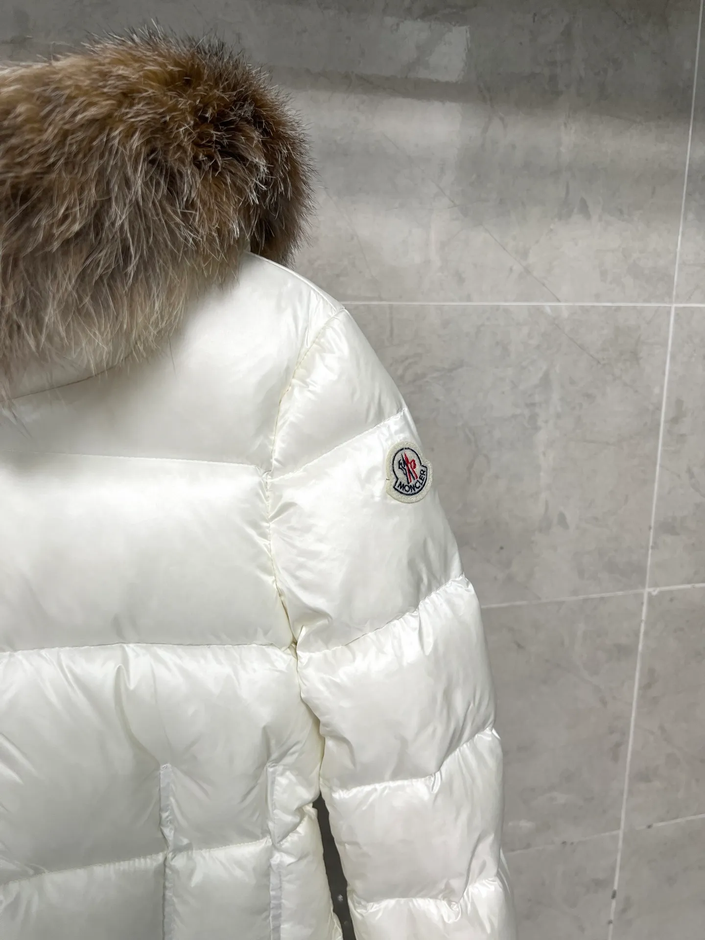 P1040 Moncler's new fur collar hooded waisted down jacket. The slim cut highlights the fluffy temperament of this down jacket. It is light and neat without any bloat. The fur collar at the neck is very textured. It is super slim and reduces your age. It is both warm and fashionable. It is definitely a versatile and unmistakable warm weapon for daily outings. Size: 1234