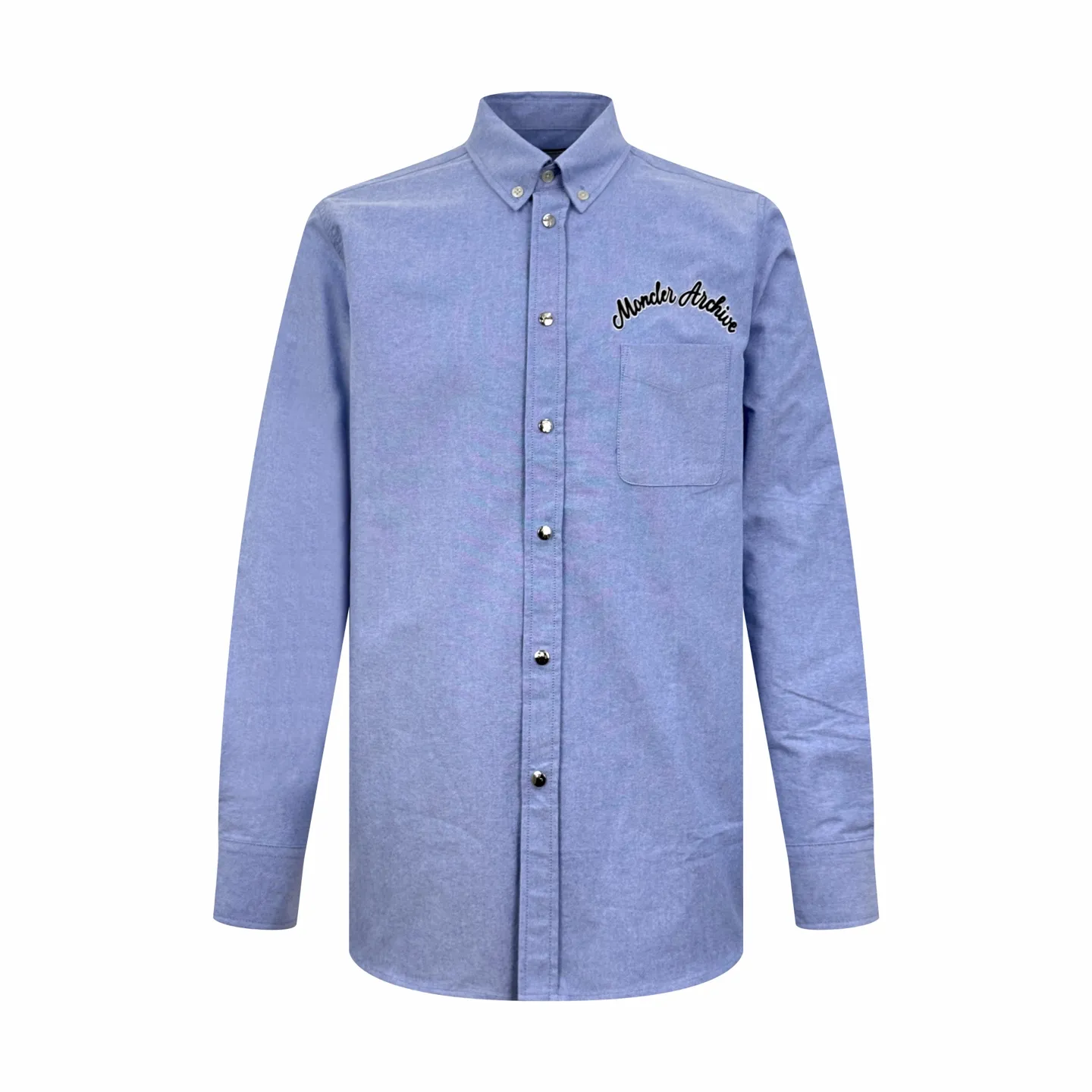 P400 Moncler logo embroidered Oxford cotton shirt. Custom-dyed moire pure cotton Oxford fabric. Soft and delicate like clouds. Use foggy gray light blue as the pen to write the elegant color philosophy of the mountains on the pure cotton fabric. Taken from nature, higher than natural tonal design. Moncler Archive embroidery embellishment on the chest. The seemingly casual handwriting embroidery is actually Moncler's attitude towards the brand. Find a balance between relaxation and stiffness. Every step is like interpreting the dance of the human body and clothing. Process 1: Adopt imported machine embroidery technology and use advanced computer control systems and precision mechanical components to achieve Moncler embroidery operations with high precision and smooth and delicate lines. Process 2: The fabrics have been sand washed for better hand feel and texture. Not easy to deform, not easy to shrink, not easy to fade, and maintain long-term beauty. Accessories: Customized 1:1 Moncler snap buttons Customized 1:1 Moncler buttons Customized 1:1 Moncler trademark Version: Loose version Size: S M L XL Style number: BB727