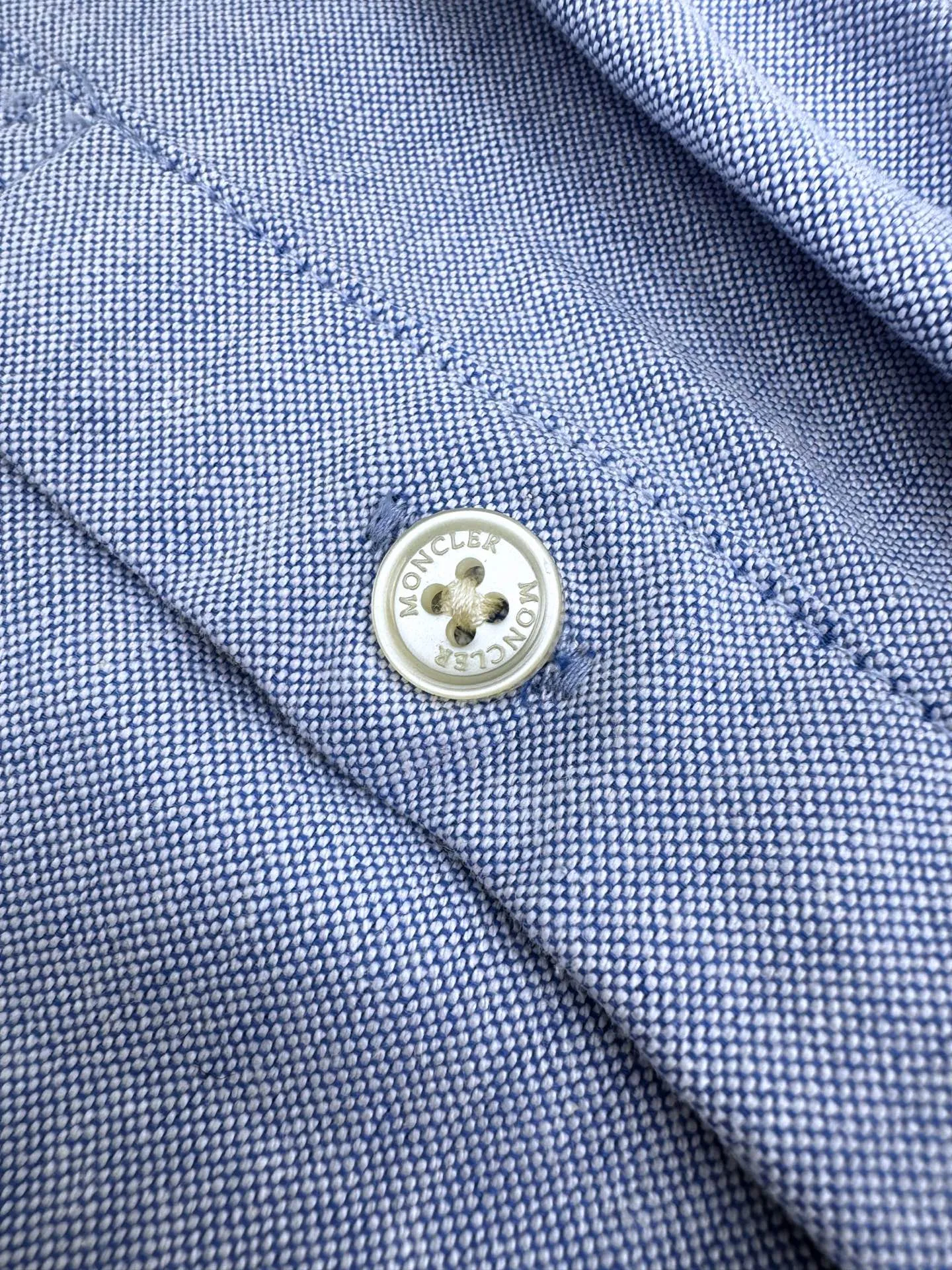 P400 Moncler logo embroidered Oxford cotton shirt. Custom-dyed moire pure cotton Oxford fabric. Soft and delicate like clouds. Use foggy gray light blue as the pen to write the elegant color philosophy of the mountains on the pure cotton fabric. Taken from nature, higher than natural tonal design. Moncler Archive embroidery embellishment on the chest. The seemingly casual handwriting embroidery is actually Moncler's attitude towards the brand. Find a balance between relaxation and stiffness. Every step is like interpreting the dance of the human body and clothing. Process 1: Adopt imported machine embroidery technology and use advanced computer control systems and precision mechanical components to achieve Moncler embroidery operations with high precision and smooth and delicate lines. Process 2: The fabrics have been sand washed for better hand feel and texture. Not easy to deform, not easy to shrink, not easy to fade, and maintain long-term beauty. Accessories: Customized 1:1 Moncler snap buttons Customized 1:1 Moncler buttons Customized 1:1 Moncler trademark Version: Loose version Size: S M L XL Style number: BB727