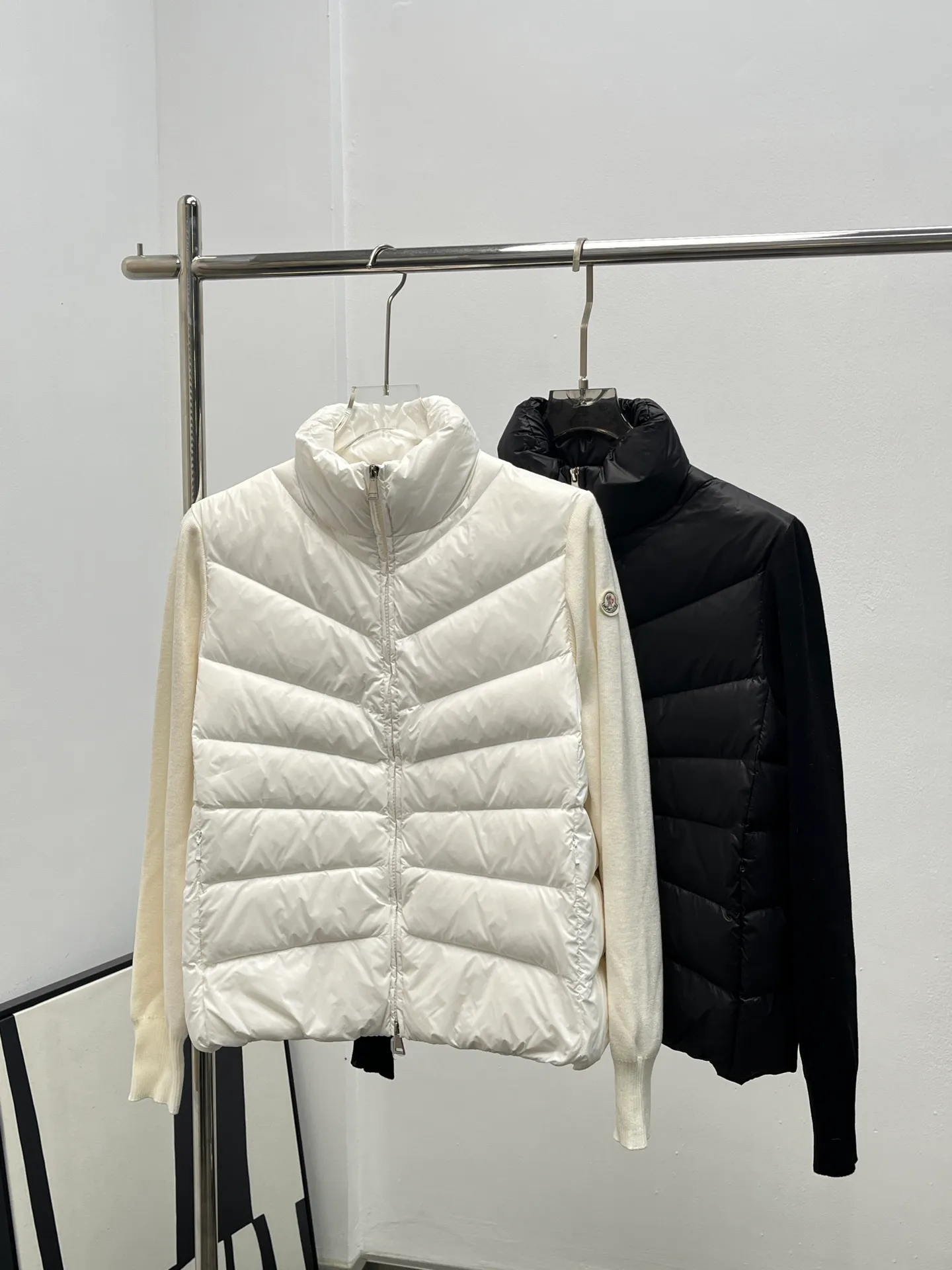 P750 New down seller, original Moncler new product. Hot style and simple stand-up collar wool knitted patchwork jacket with single down! A must-have item for winter inner wear and early fall. The quilted short version with stand-up collar is versatile and easy to wear. The hidden small pocket design is age-reducing and fashionable. P829038095 Original customized national standard 90 white duck down filling! Imported lightweight memory silk fabric is breathable and lightweight! Imported machine sewing line technology. The upper body is pure and handsome. Original hardware accessories, original mark and original standard, fully furnished
