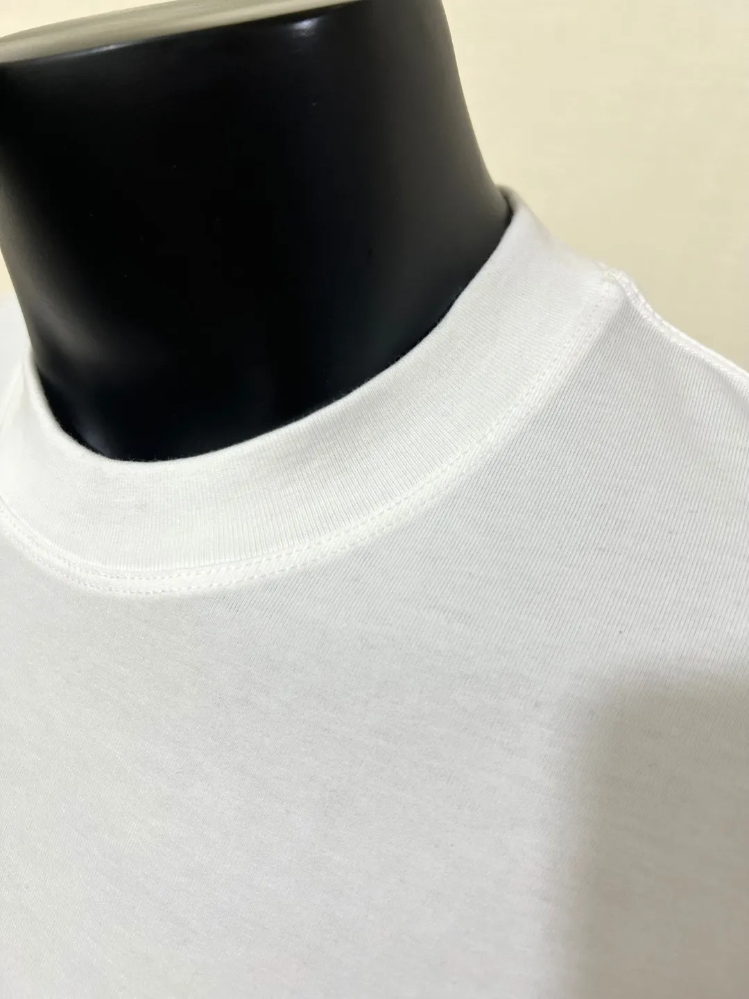P140 MONCLER classic small label embroidery; supports NFC scanning; 100% 64-count high-density 240g pure cotton short sleeves, exquisite embroidery LOGO small label nailing technology on the chest, the same 240g double-sided custom-made cotton fabric as the official website, dyed in the same vat, feels particularly comfortable and has texture to the touch! The ribs are made of pure cotton 1*1 cotton cover and high-end stretch ribs! The upper body is stylish, the upper body has a three-dimensional shape, high-end and exquisite stitching, and fine workmanship! Same style as internet celebrity! Collar label, hang tag, wash mark, glossy paper, size label, exclusive packaging bag, complete with three labels, color: black, white, size XS-L