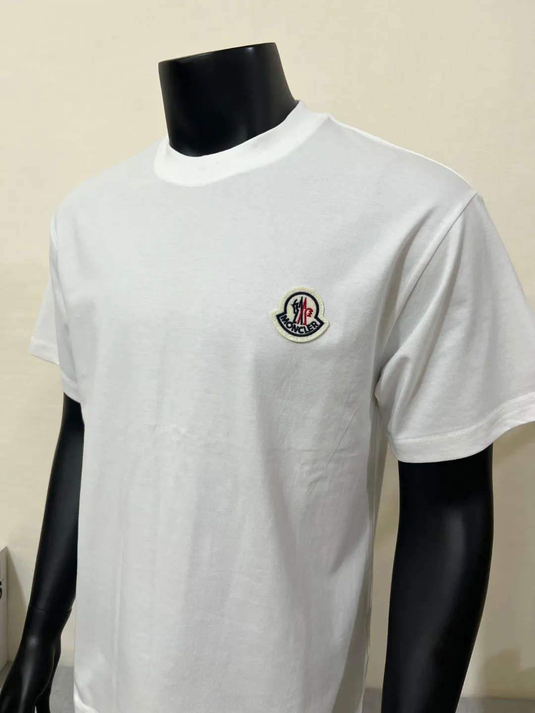 P140 MONCLER classic small label embroidery; supports NFC scanning; 100% 64-count high-density 240g pure cotton short sleeves, exquisite embroidery LOGO small label nailing technology on the chest, the same 240g double-sided custom-made cotton fabric as the official website, dyed in the same vat, feels particularly comfortable and has texture to the touch! The ribs are made of pure cotton 1*1 cotton cover and high-end stretch ribs! The upper body is stylish, the upper body has a three-dimensional shape, high-end and exquisite stitching, and fine workmanship! Same style as internet celebrity! Collar label, hang tag, wash mark, glossy paper, size label, exclusive packaging bag, complete with three labels, color: black, white, size XS-L