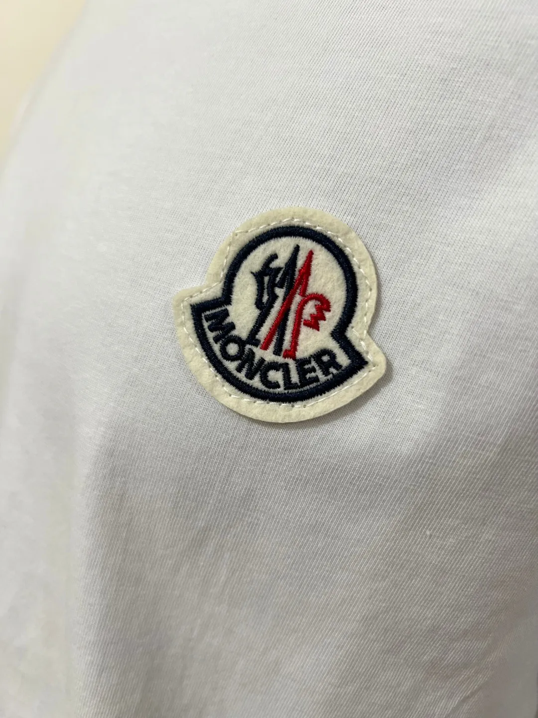 P140 MONCLER classic small label embroidery; supports NFC scanning; 100% 64-count high-density 240g pure cotton short sleeves, exquisite embroidery LOGO small label nailing technology on the chest, the same 240g double-sided custom-made cotton fabric as the official website, dyed in the same vat, feels particularly comfortable and has texture to the touch! The ribs are made of pure cotton 1*1 cotton cover and high-end stretch ribs! The upper body is stylish, the upper body has a three-dimensional shape, high-end and exquisite stitching, and fine workmanship! Same style as internet celebrity! Collar label, hang tag, wash mark, glossy paper, size label, exclusive packaging bag, complete with three labels, color: black, white, size XS-L