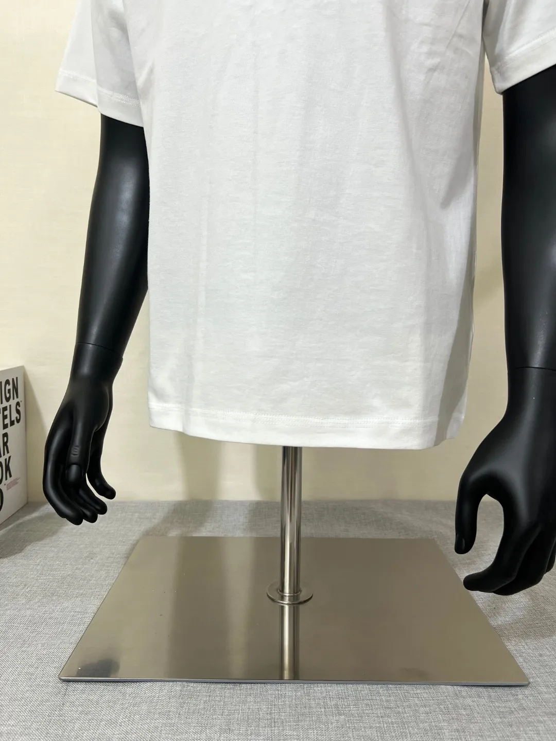 P140 MONCLER classic small label embroidery; supports NFC scanning; 100% 64-count high-density 240g pure cotton short sleeves, exquisite embroidery LOGO small label nailing technology on the chest, the same 240g double-sided custom-made cotton fabric as the official website, dyed in the same vat, feels particularly comfortable and has texture to the touch! The ribs are made of pure cotton 1*1 cotton cover and high-end stretch ribs! The upper body is stylish, the upper body has a three-dimensional shape, high-end and exquisite stitching, and fine workmanship! Same style as internet celebrity! Collar label, hang tag, wash mark, glossy paper, size label, exclusive packaging bag, complete with three labels, color: black, white, size XS-L