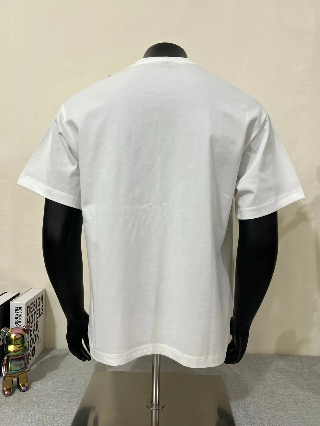 P140 MONCLER classic small label embroidery; supports NFC scanning; 100% 64-count high-density 240g pure cotton short sleeves, exquisite embroidery LOGO small label nailing technology on the chest, the same 240g double-sided custom-made cotton fabric as the official website, dyed in the same vat, feels particularly comfortable and has texture to the touch! The ribs are made of pure cotton 1*1 cotton cover and high-end stretch ribs! The upper body is stylish, the upper body has a three-dimensional shape, high-end and exquisite stitching, and fine workmanship! Same style as internet celebrity! Collar label, hang tag, wash mark, glossy paper, size label, exclusive packaging bag, complete with three labels, color: black, white, size XS-L