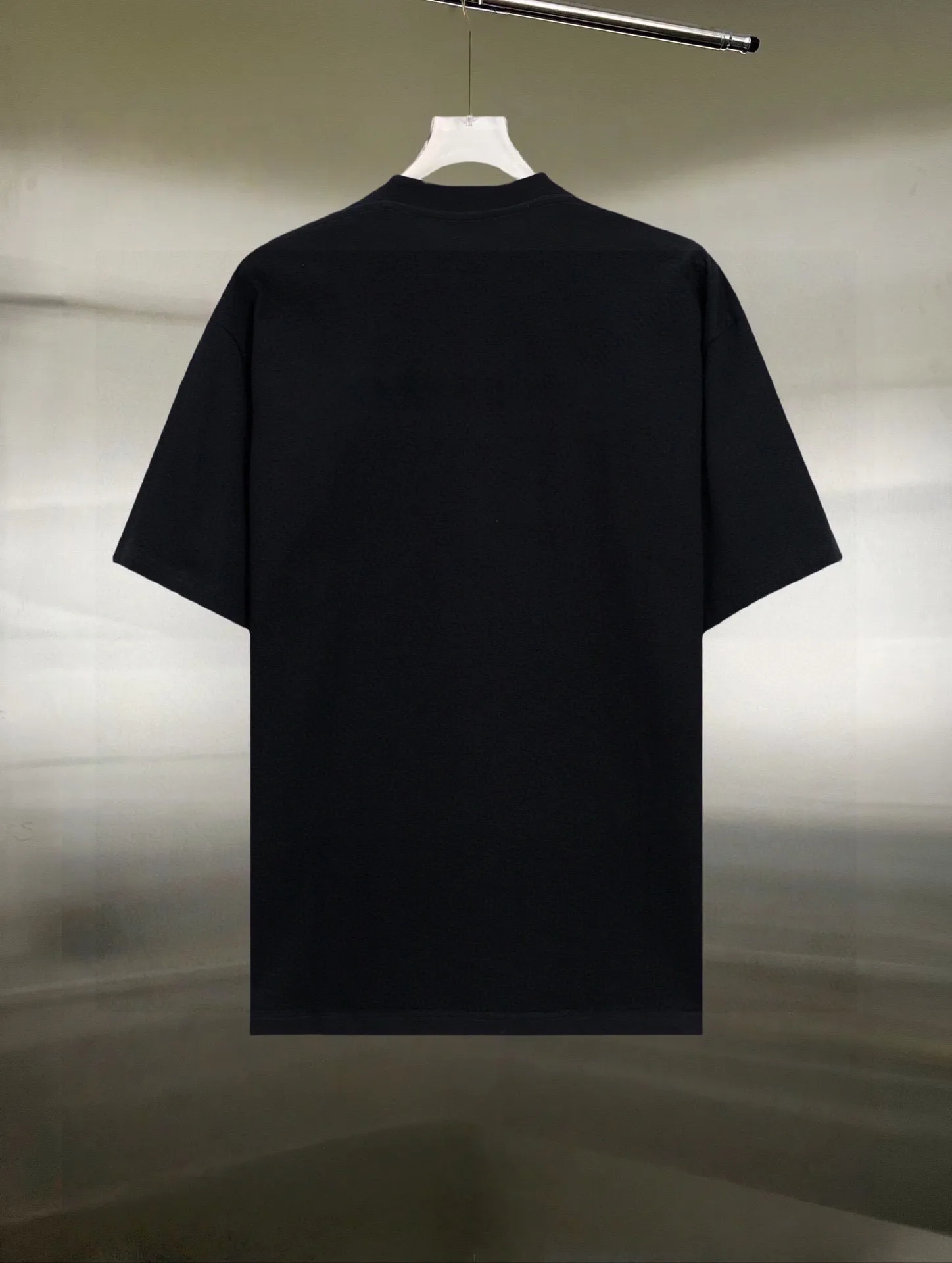 P130 Style: Moncler/muzzled short-sleeved T-shirt Fabric: 300g double yarn 100% cotton Rib: 320g Solona Process: Printing Color: White Black Size: S M L XL XXL No gender distinction, same style for men and women