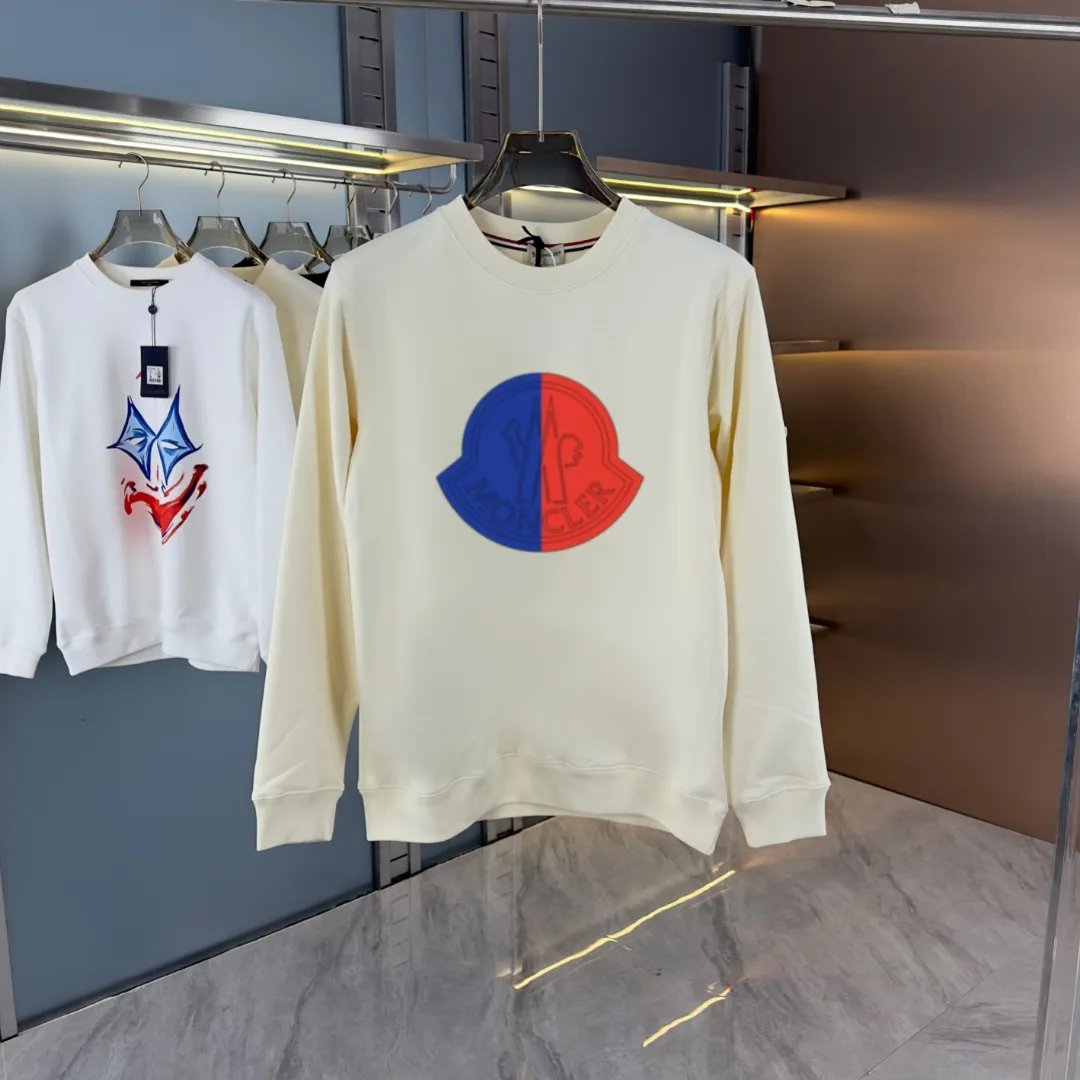 P210 High-version sweatshirt) [Long-term stock] 〖𝐌𝐎𝐍𝐂𝐋𝐄𝐑~Mask〗 Made of 440g heavy-weight fabric. It is different from the market currency. It can be matched with any variety and is properly handsome. 😎The whole dress is made of double waistcoats. The double waistcoats make the whole dress more three-dimensional. Not ordinary factories can do such fine work. 2025 Spring runway version of the T stage, on sale at the counter, round neck terry sweatshirt, high-end double-strand pure cotton, custom-made stretch ribs, dyed in the same vat, complete with three standards, matched with exquisite embroidered LOGO on the chest, simple and advanced, same style for men and women. Color: black, apricot, white, size: S M L XL 2XL