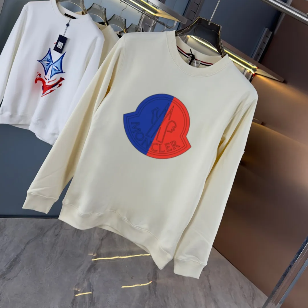 P210 High-version sweatshirt) [Long-term stock] 〖𝐌𝐎𝐍𝐂𝐋𝐄𝐑~Mask〗 Made of 440g heavy-weight fabric. It is different from the market currency. It can be matched with any variety and is properly handsome. 😎The whole dress is made of double waistcoats. The double waistcoats make the whole dress more three-dimensional. Not ordinary factories can do such fine work. 2025 Spring runway version of the T stage, on sale at the counter, round neck terry sweatshirt, high-end double-strand pure cotton, custom-made stretch ribs, dyed in the same vat, complete with three standards, matched with exquisite embroidered LOGO on the chest, simple and advanced, same style for men and women. Color: black, apricot, white, size: S M L XL 2XL