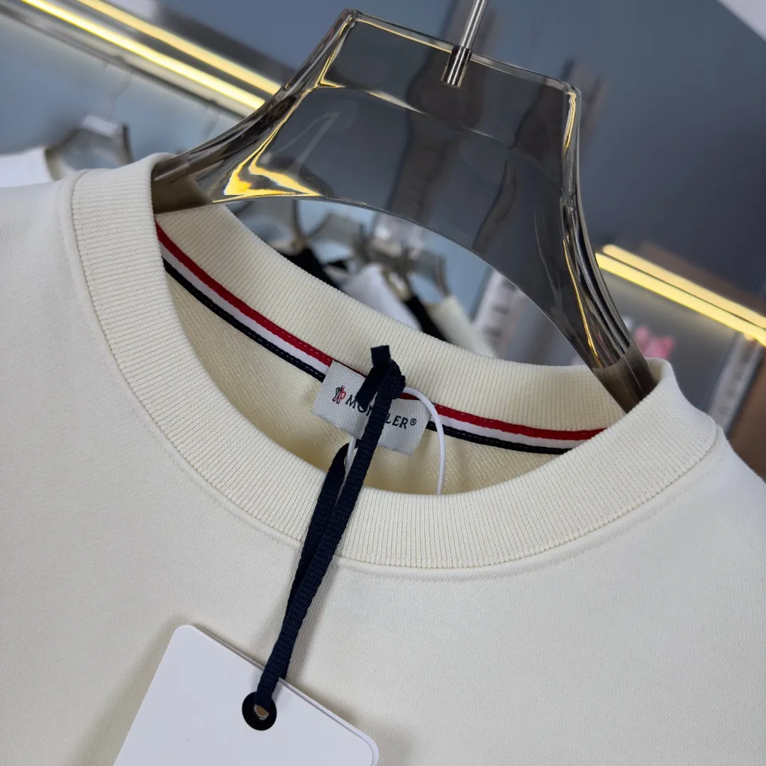 P210 version of sweatshirt) [Long-term stock] 〖𝐌𝐎𝐍𝐂𝐋𝐄𝐑~Mask〗 Made of 440g heavy-weight fabric, which is different from the market currency, and can be matched with any variety to make it look handsome😎The whole dress is made of double waistcoats. The double waistcoats make the whole dress more three-dimensional. Not ordinary factories can do such fine work 2025 Spring runway version of the T stage, on sale at the counter, round neck terry sweatshirt, high-end double-strand pure cotton, custom-made stretch ribs, dyed in the same vat, complete with three standards, matched with exquisite embroidered LOGO on the chest, simple and advanced, same style for men and women. Color: black, apricot, white, size: S M L XL 2XL