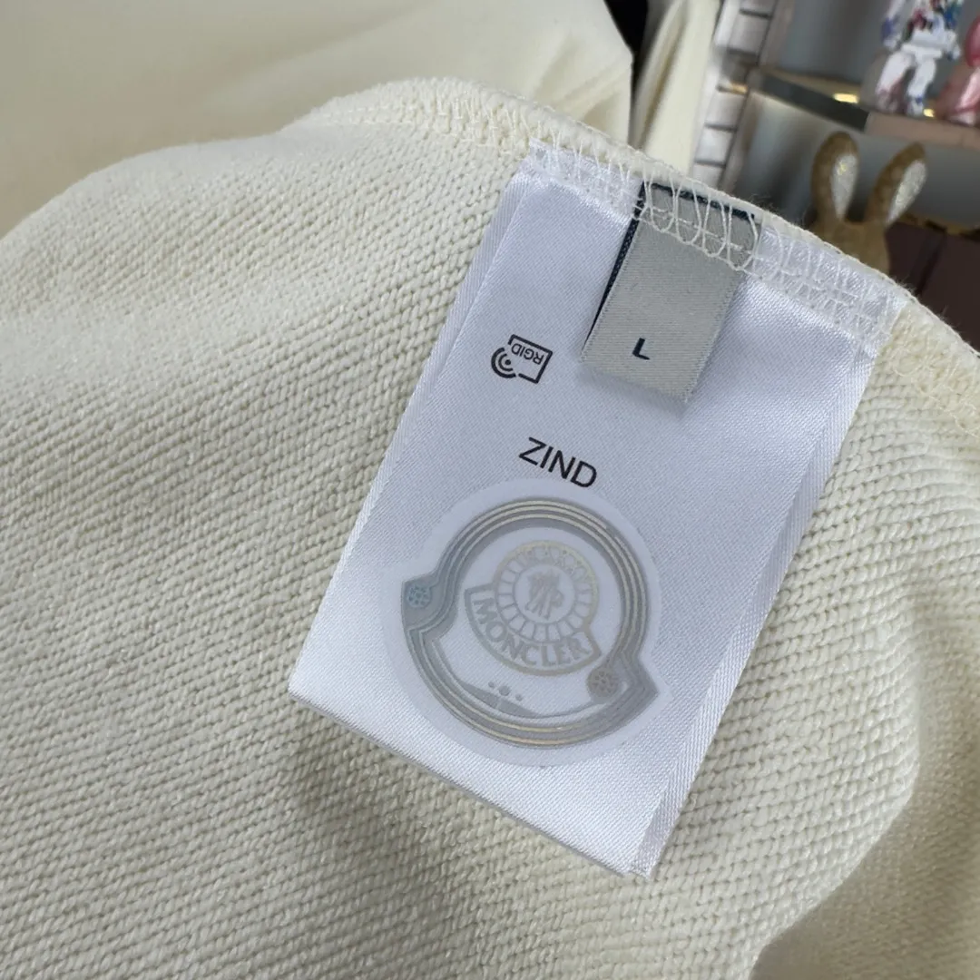 P210 version of sweatshirt) [Long-term stock] 〖𝐌𝐎𝐍𝐂𝐋𝐄𝐑~Mask〗 Made of 440g heavy-weight fabric, which is different from the market currency, and can be matched with any variety to make it look handsome😎The whole dress is made of double waistcoats. The double waistcoats make the whole dress more three-dimensional. Not ordinary factories can do such fine work 2025 Spring runway version of the T stage, on sale at the counter, round neck terry sweatshirt, high-end double-strand pure cotton, custom-made stretch ribs, dyed in the same vat, complete with three standards, matched with exquisite embroidered LOGO on the chest, simple and advanced, same style for men and women. Color: black, apricot, white, size: S M L XL 2XL