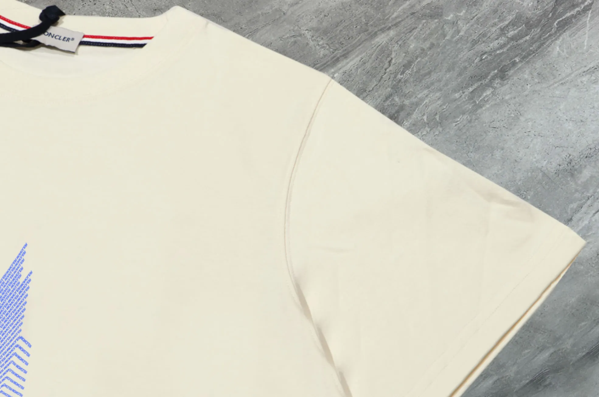 P140 💰Upgraded version "Mobile phone smart sensor ~ NFC chip armband ~ direct access to the official website for anti-counterfeiting" "Moncler ~ Mouth Mouth" 2025 new high-quality round neck short-sleeved T-shirt. The cuffs have imported embroidered labels. Customized dyeing, very comfortable to touch. Super versatile and good-looking short-sleeved. Complete with three labels. Non-market ordinary version. Feel free to compare. Quality is absolutely guaranteed! ‼ First of all, this original fabric is all custom-woven with 32-count double yarn fabric, 250G, and the weight is the same‼ Fine workmanship, double waistcoat method, double waistcoat method, double waistcoat method makes the whole dress more three-dimensional, which is not a craft that ordinary T-shirts can achieve🤪 Size: S-M-L-XL-2XL Color: black, white, apricot, same style for men and women