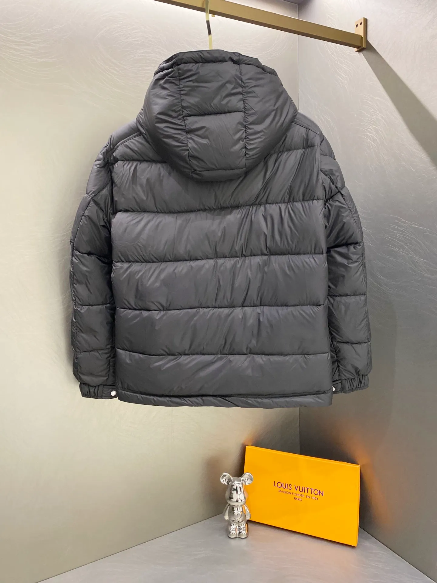 P720 Moncler｜Moncler Moncler 2025 Autumn and Winter New Down Jacket Couple's Popular Down Jacket Comes standard with the same canvas handbag at the counter (default for return and loss -10💰) ▪️Filling The filling is the new national standard 80 pure white duck down! 700 fill power! Huge fluffy! Easily survive the winter in one piece in the north! Four layers of 400D film-coated bile cloth on the front and back! Rest assured that after washing and wearing it for several years, the lint will not get lost!  ▪️Hardware accessories, original disassembly, mold opening and custom-made four-button buckles, zipper pullers, all with the same LOGO and engraving as the original! Tags, hanging beads, washing, stickers, all original details restored! Really high quality!  Color: Black Size: M L XL