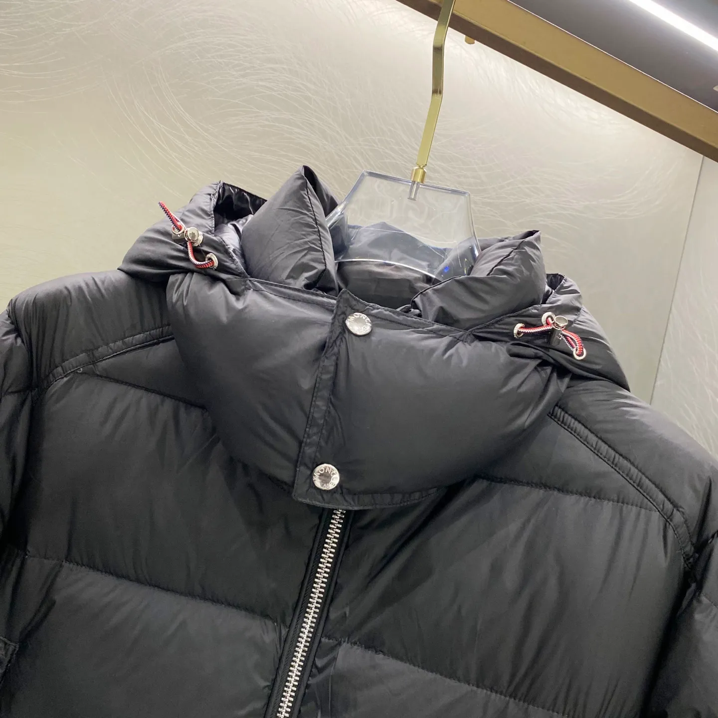 P720 Moncler｜Moncler Moncler 2025 Autumn and Winter New Down Jacket Couple's Popular Down Jacket Comes standard with the same canvas handbag at the counter (default for return and loss -10💰) ▪️Filling The filling is the new national standard 80 pure white duck down! 700 fill power! Huge fluffy! Easily survive the winter in one piece in the north! Four layers of 400D film-coated bile cloth on the front and back! Rest assured that after washing and wearing it for several years, the lint will not get lost!  ▪️Hardware accessories, original disassembly, mold opening and custom-made four-button buckles, zipper pullers, all with the same LOGO and engraving as the original! Tags, hanging beads, washing, stickers, all original details restored! Really high quality!  Color: Black Size: M L XL