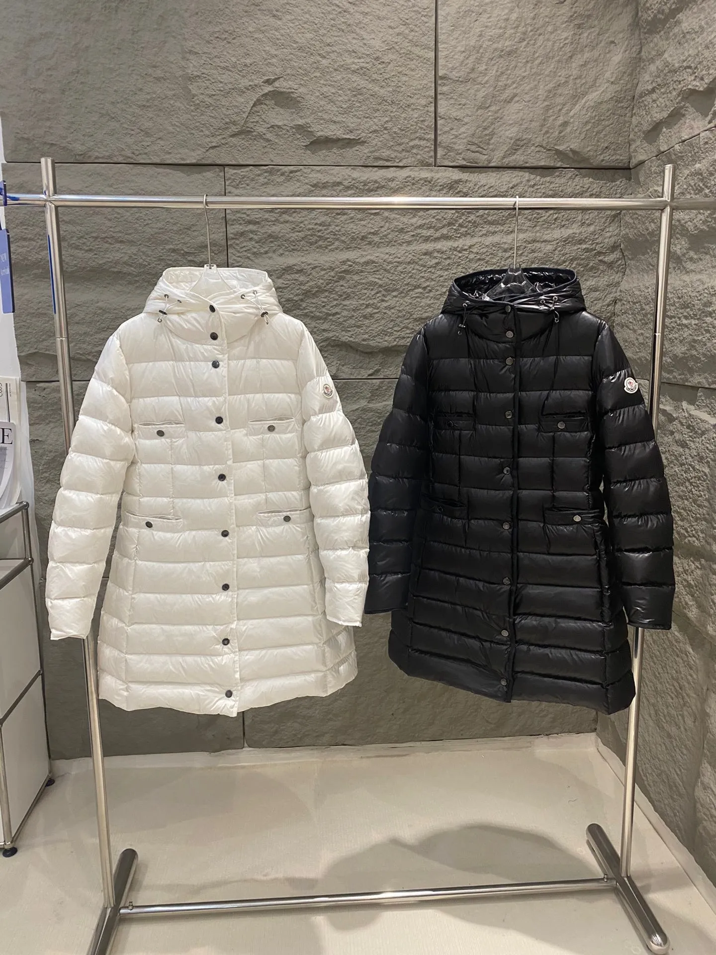 P1120 Moncler Muzzled HIRMA Women's Mid-Length Hooded Down Jacket, mid-length, slightly waisted version, the upper body effect is super good, the version is super slim, four small pockets on the front are embellished, side pockets have invisible zippers, and there are elastic drawstrings inside to tighten the waist. Complete set of hardware accessories, 90 velvet filling. Color: Black/White Size: 1/2/3