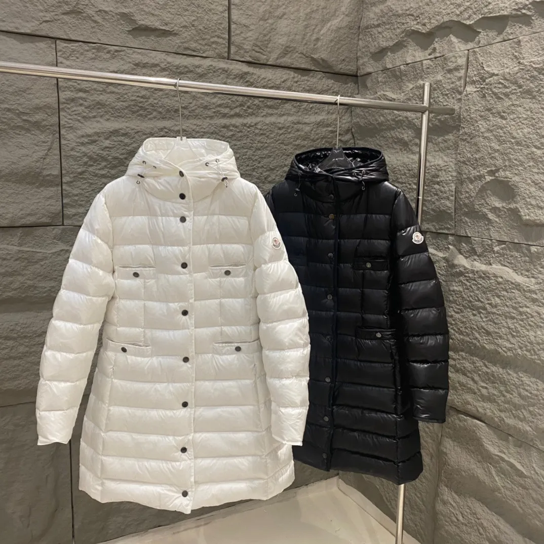 P1120 Moncler Muzzled HIRMA Women's Mid-Length Hooded Down Jacket, mid-length, slightly waisted version, the upper body effect is super good, the version is super slim, four small pockets on the front are embellished, side pockets have invisible zippers, and there are elastic drawstrings inside to tighten the waist. Complete set of hardware accessories, 90 velvet filling. Color: Black/White Size: 1/2/3