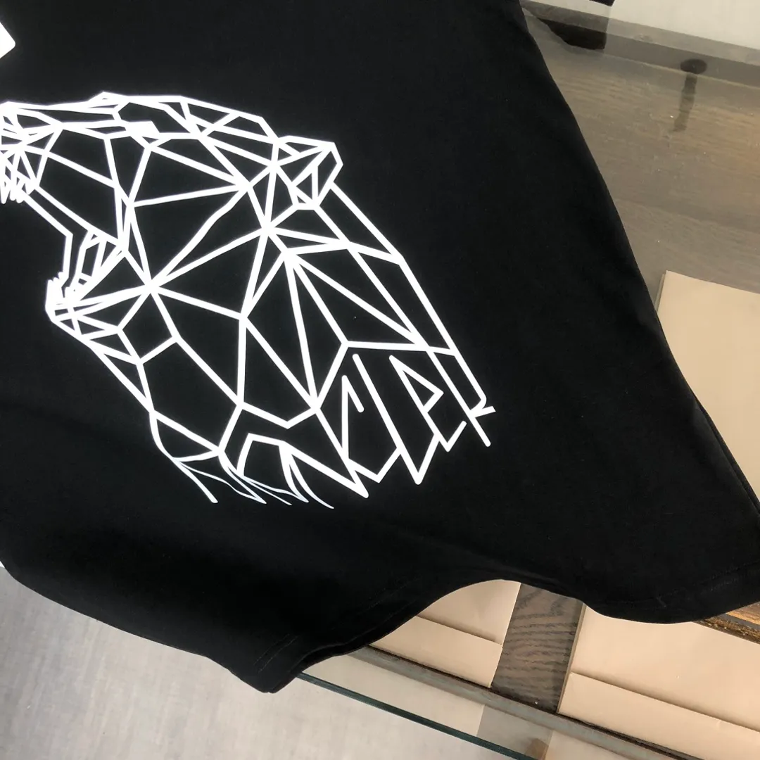 P160 🔥MONCLER The latest short-sleeved T-shirt for couples ~ Features representative brand printing design ~ The fabric upper body is comfortable and breathable, not stiff, slim cut, made of high-end custom-made pure cotton fabric! The upper body is comfortable and stylish, and it can be worn alone as an inner layer. It is a must-have for fashionistas! ! ! Color: black, white, gray Size: S～XL (loose version, please state your height and weight when placing an order)
