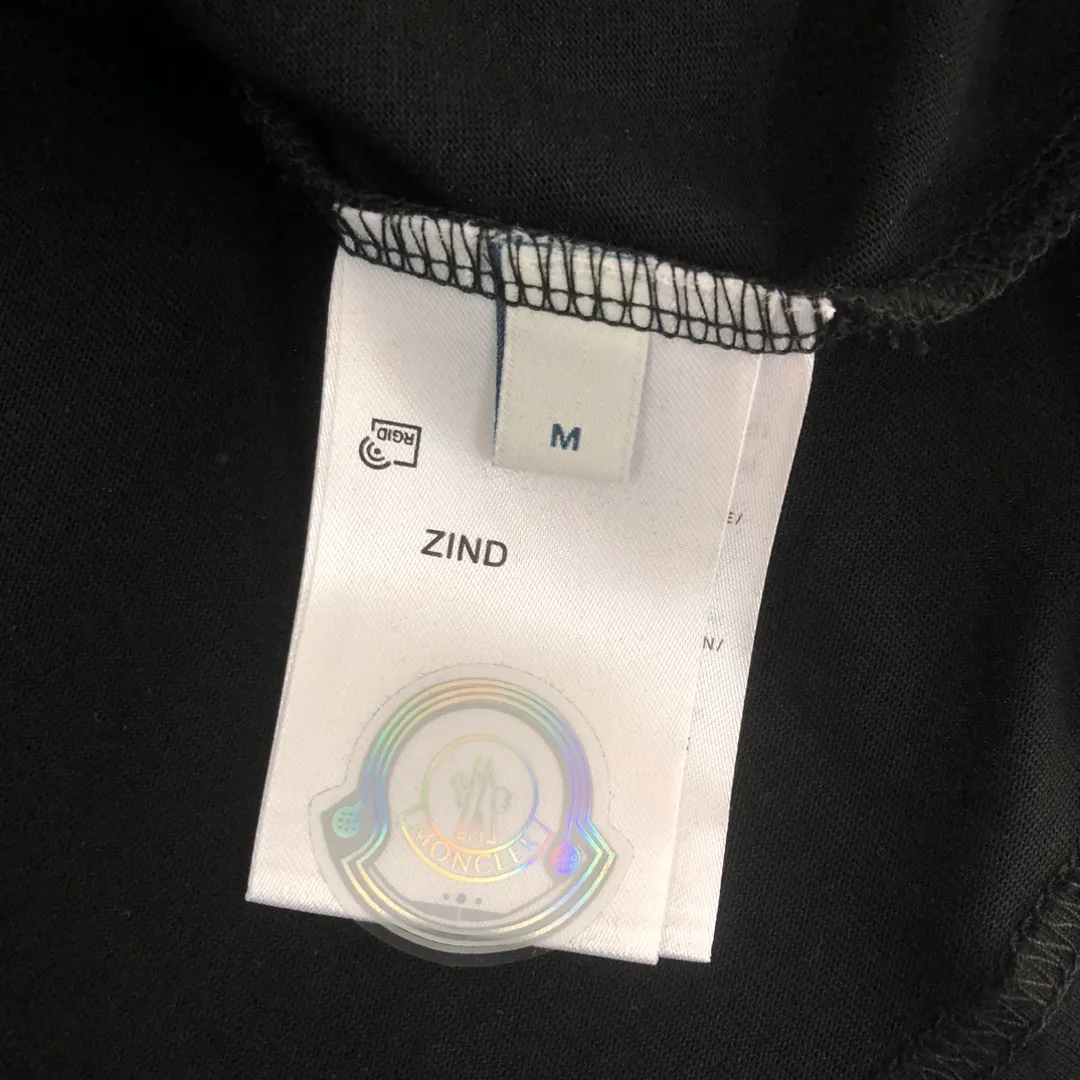 P160 🔥MONCLER The latest short-sleeved T-shirt for couples ~ Features representative brand printing design ~ The fabric upper body is comfortable and breathable, not stiff, slim cut, made of high-end custom-made pure cotton fabric! The upper body is comfortable and stylish, and it can be worn alone as an inner layer. It is a must-have for fashionistas! ! ! Color: black, white, gray Size: S～XL (loose version, please state your height and weight when placing an order)