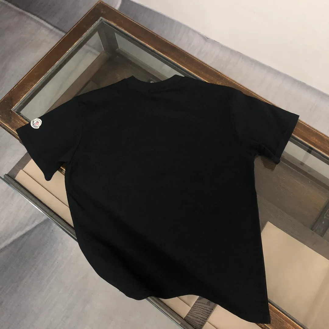 P160 🔥MONCLER The latest short-sleeved T-shirt for couples ~ Features representative brand printing design ~ The fabric upper body is comfortable and breathable, not stiff, slim cut, made of high-end custom-made pure cotton fabric! The upper body is comfortable and stylish, and it can be worn alone as an inner layer. It is a must-have for fashionistas! ! ! Color: black, white, gray Size: S～XL (loose version, please state your height and weight when placing an order)