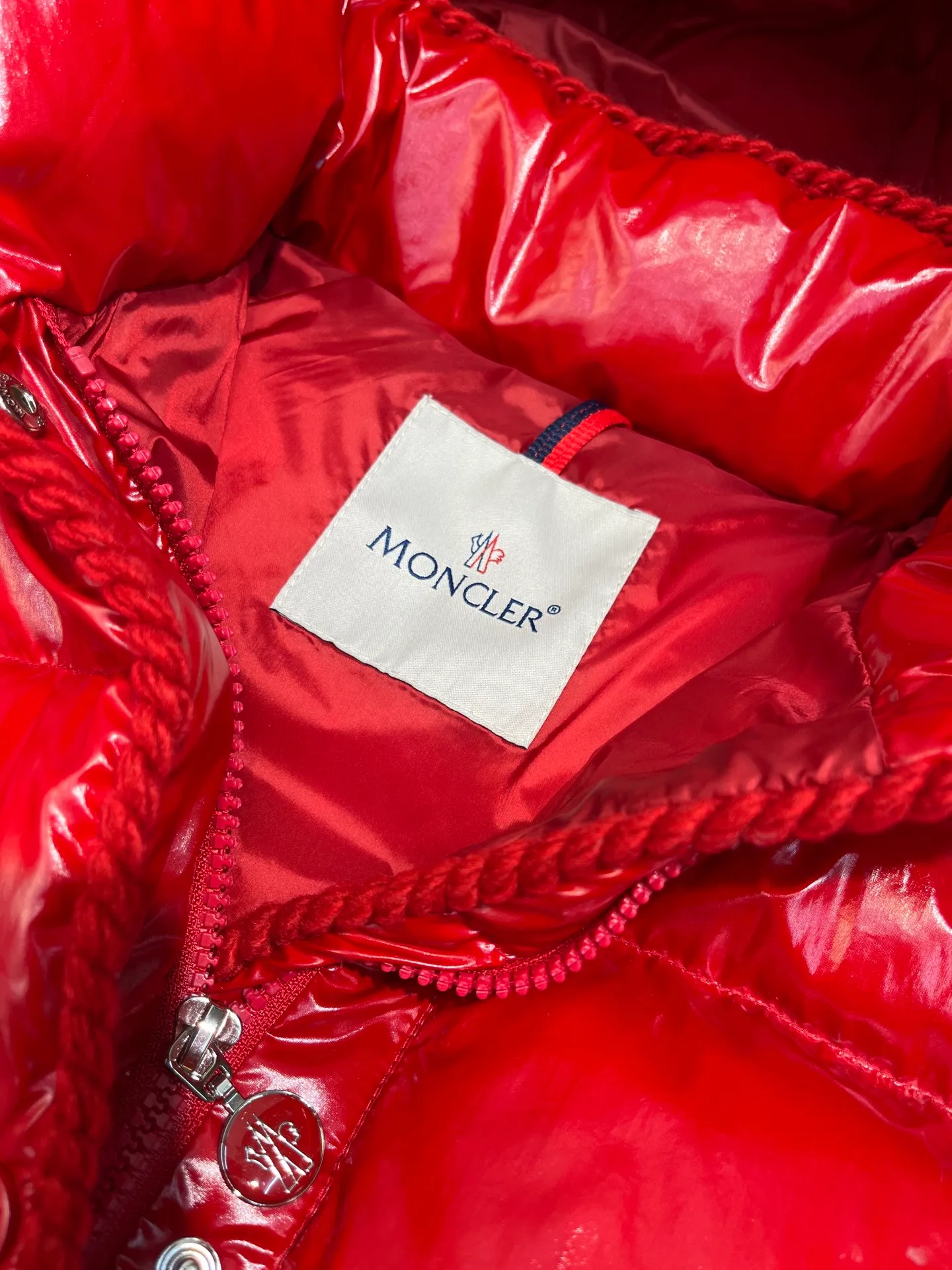 P900 Moncler🌟25 new oil wax leather waist style GLAREIN hooded long-sleeved down jacket for women. Oil wax leather coated new fabric, slim design style, warm and slimming, 90% duck down filling, molded custom hardware. Color: red, white, blue, black Code number: 1234