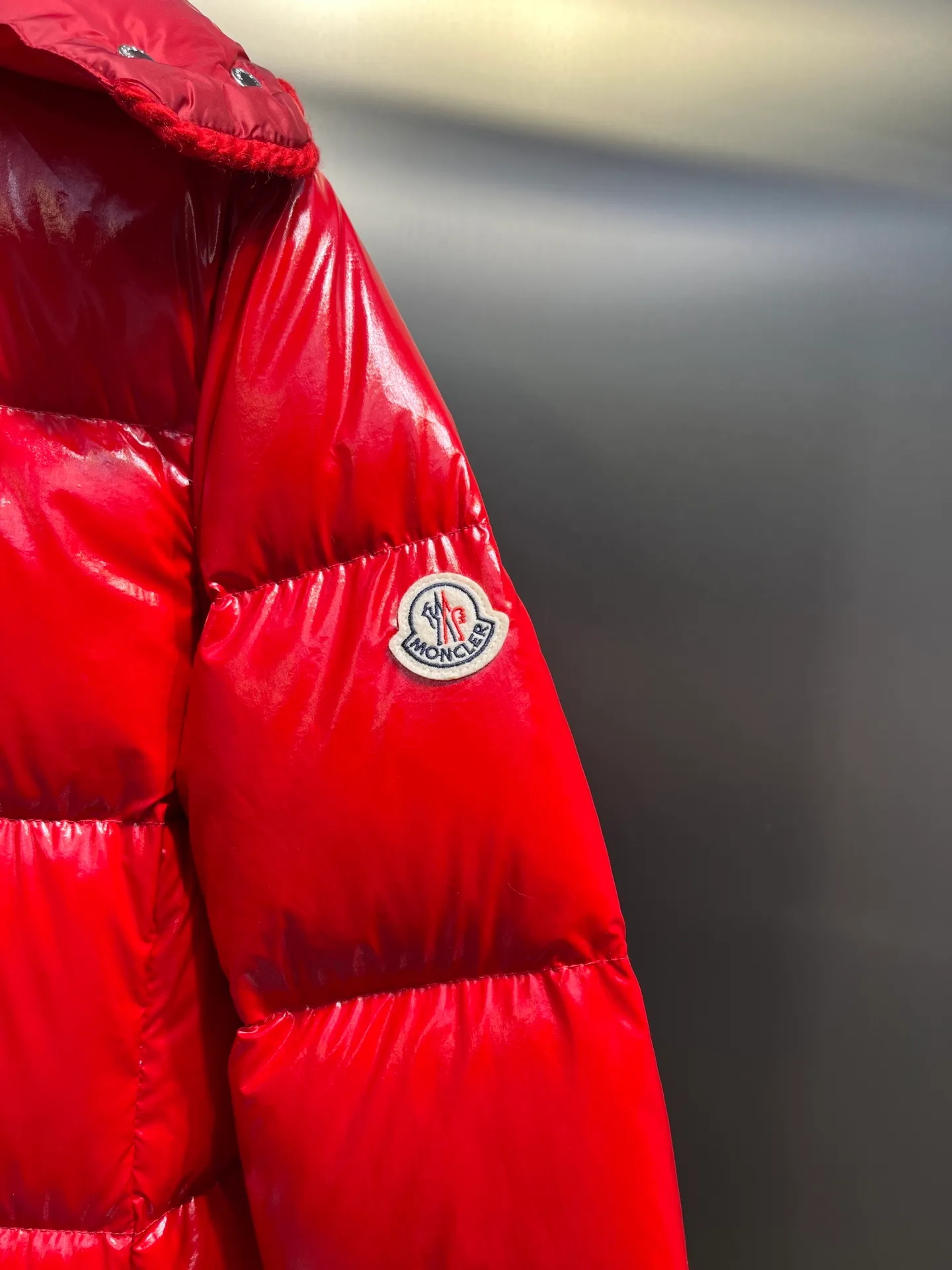 P900 Moncler🌟25 new oil wax leather waist style GLAREIN hooded long-sleeved down jacket for women. Oil wax leather coated new fabric, slim design style, warm and slimming, 90% duck down filling, molded custom hardware. Color: red, white, blue, black Code number: 1234