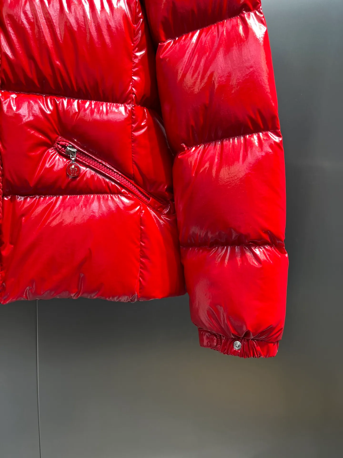 P900 Moncler🌟25 new oil wax leather waist style GLAREIN hooded long-sleeved down jacket for women. Oil wax leather coated new fabric, slim design style, warm and slimming, 90% duck down filling, molded custom hardware. Color: red, white, blue, black Code number: 1234
