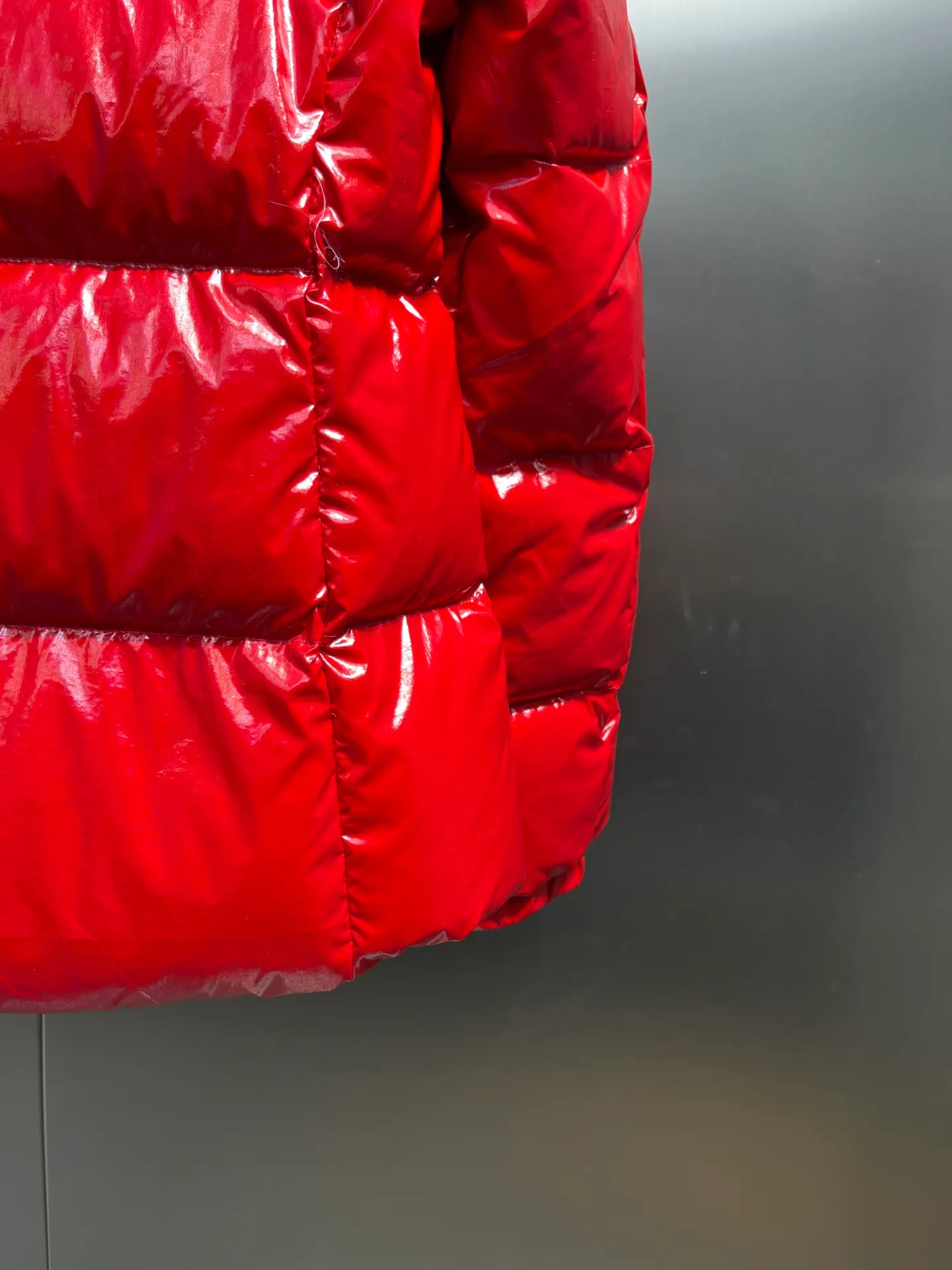 P900 Moncler🌟25 new oil wax leather waist style GLAREIN hooded long-sleeved down jacket for women. Oil wax leather coated new fabric, slim design style, warm and slimming, 90% duck down filling, molded custom hardware. Color: red, white, blue, black Code number: 1234