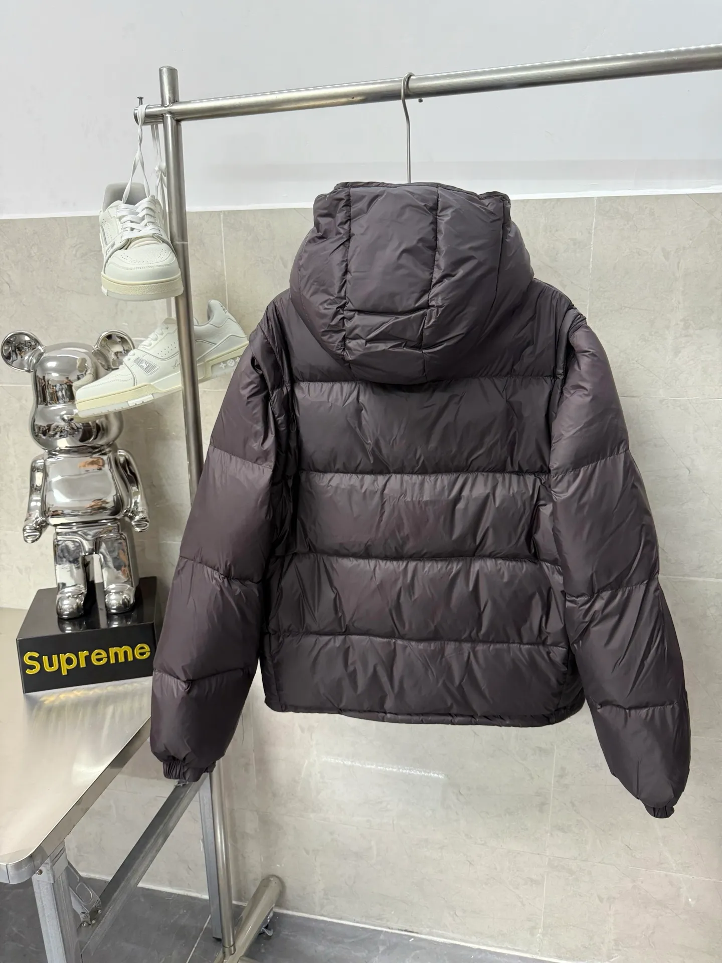 P940 Moncler Mouth Cyclone 2-in-1 Mouth Mouth New Autumn and Winter Down Jacket Stand-up collar, hooded and detachable sleeve design, one garment can be worn in a variety of styles, suitable for various looks; Made of custom-made windproof and rain-proof fabric, anti-wrinkle, anti-static and quick-drying, soft and skin-friendly, and extremely comfortable for the upper body; Stand-up collar and hooded design, combining business and leisure A down jacket; filled with 90% goose down, warm, fluffy and soft; made in brand factories, with impeccable quality and details; decorated with the brand logo on the chest, highly recognizable; a down jacket suitable for various occasions, with unparalleled warmth Size: 12345
