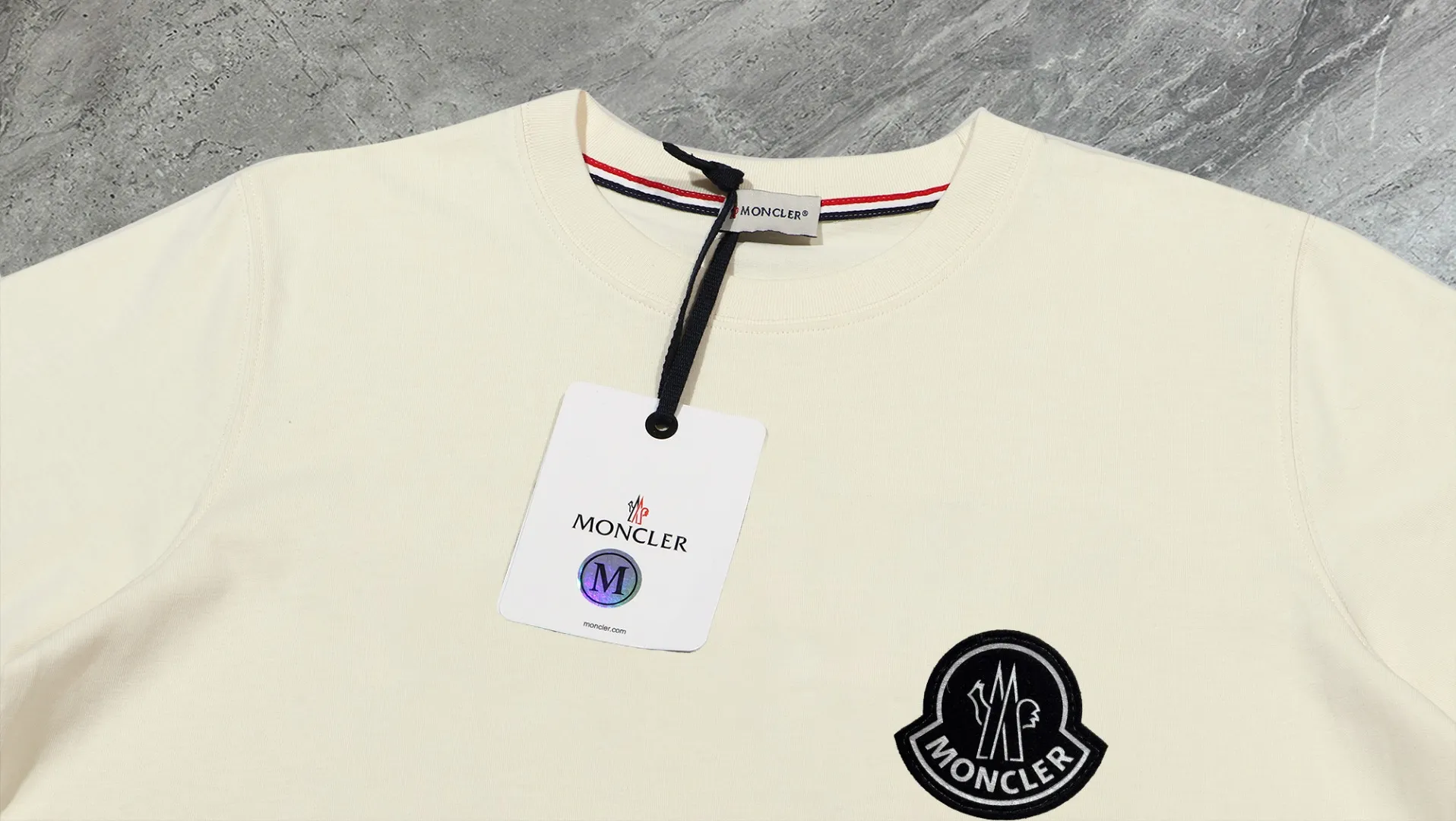 P210 High-version sweatshirt) [Long-term stock] 〖𝐌𝐎𝐍𝐂𝐋𝐄𝐑~Mask〗 Made of 440g heavy-weight fabric. It is different from the market currency. It can be matched with any variety and is properly handsome. 😎The whole dress is made of double waistcoats. The double waistcoats make the whole dress more three-dimensional. Not ordinary factories can do such fine work. 2025 Spring runway version of the T stage, on sale at the counter, round neck terry sweatshirt, high-end double-strand pure cotton, custom-made stretch ribs, dyed in the same vat, complete with three standards, matched with exquisite embroidered LOGO on the chest, simple and advanced, same style for men and women. Color: black, apricot, white, size: S M L XL 2XL