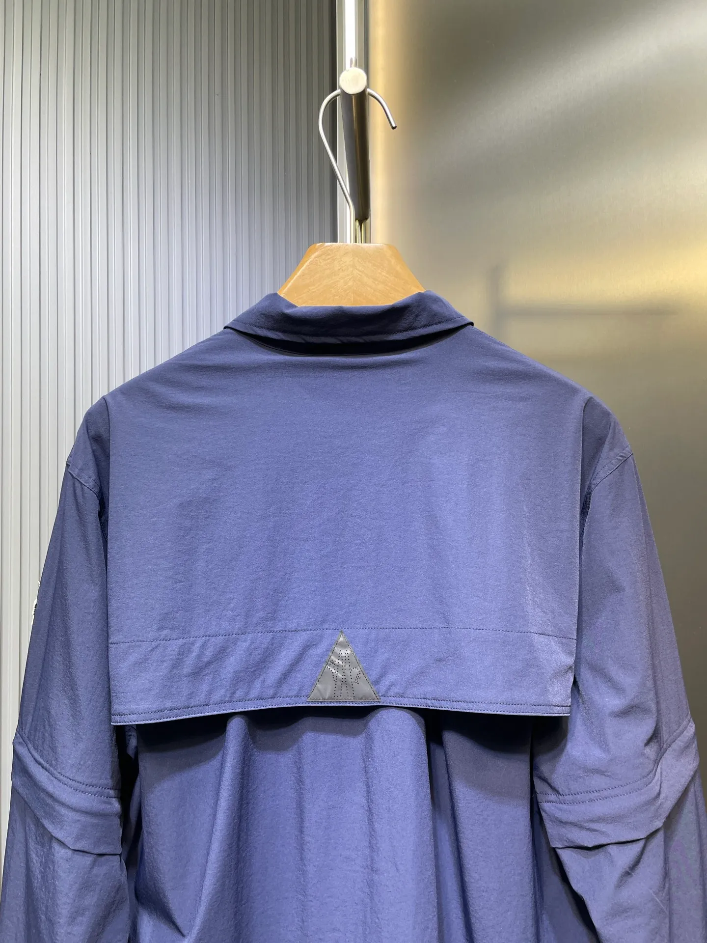 P640 Moncler Grenoble 🌟 Functional outdoor jacket Custom-dyed double-stretch mercerized poplin Custom-dyed soft mesh pongee Excellent texture Comfortable and close to the skin Navy blue inspired by the deep sea Low-key statement of the contemporary gentleman Precision narrative of functional pocket system Balance of function and aesthetics The iconic Moncler logo appears on the sleeves, fully recognizable The triangular logo of the same color is hidden in the fabric texture like a mark in the undercurrent of the deep sea, invisible to the extreme The detachable sleeve design allows for diversified outfits. You can switch styles at will. It is chic and free, showing nobility. It balances outdoor practicality and urban aesthetics and leads the fashion. Process 1: Adopt a three-in-one process. Prioritize and evenly coat the glue on the surface of the substrate that needs to be composited, and then dry and solidify it. Then laminate the substrate with the adhesive film and the non-woven fabric, then cool and solidify, and then composite it with the filter non-woven fabric. The workmanship is cumbersome and complex, time-consuming and labor-intensive. Process 2: Embossing composite technology uses computer scanning to ensure that the imprint size and shape are consistent with the original, and then uses special glue as an adhesive to combine and solidify to achieve complete dryness and the best bonding effect. Process 3: Use CNC laser burning and cutting. Based on the high-energy characteristics of the laser, the moving path of the laser beam is precisely controlled by the laser generator to achieve precise cutting of the shape of the piece. Process 4: Template machine bag opening. The preset template guides the position, shape and size of the bag opening. The accuracy ensures the quality of the bag opening effect. Process 5: Using infrared special machine buttoning, the position is more precise and strong. Function: Detachable sleeve splicing. Style can be switched at will. Size: 1 2 3 4